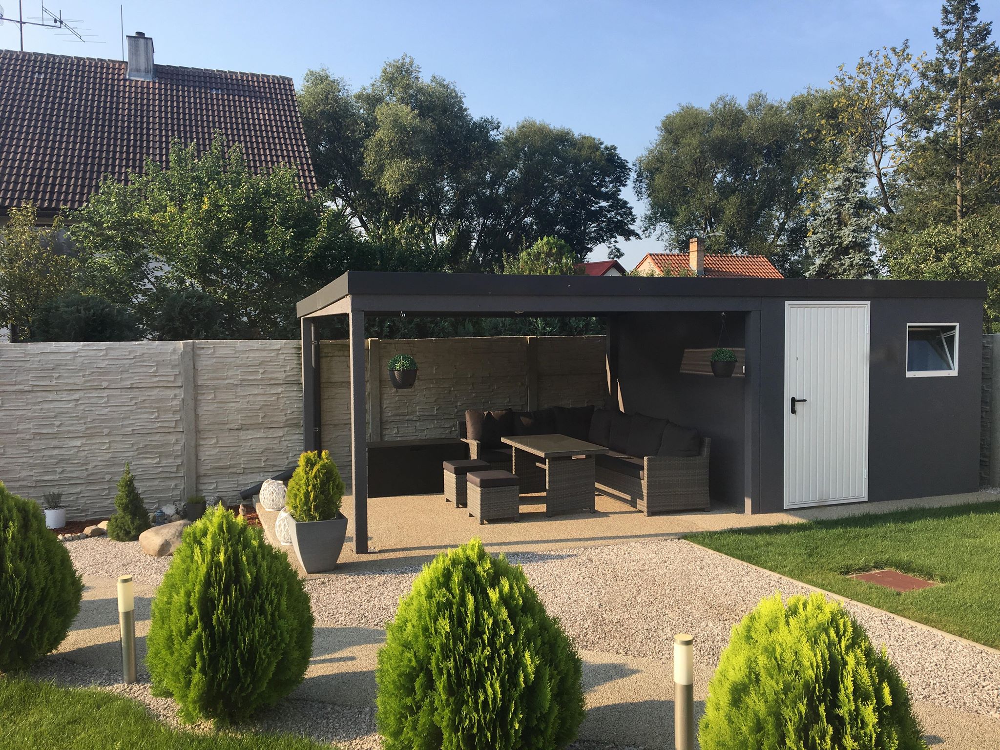 Záhradný domček s altánkom