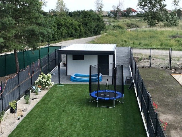 Domek ogrodowy z basenem dla dziecka