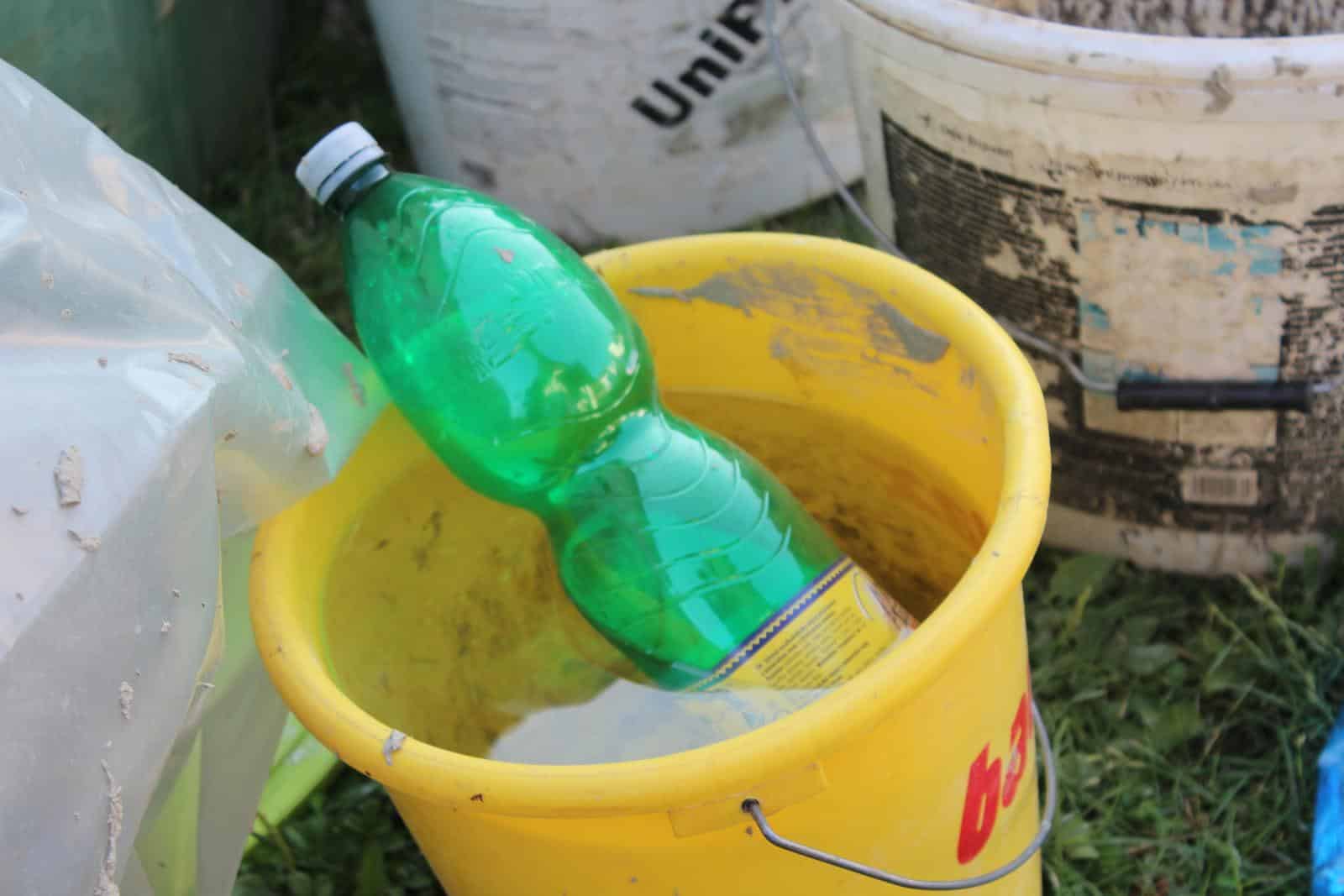 Plastikowa butelka w wiadrze