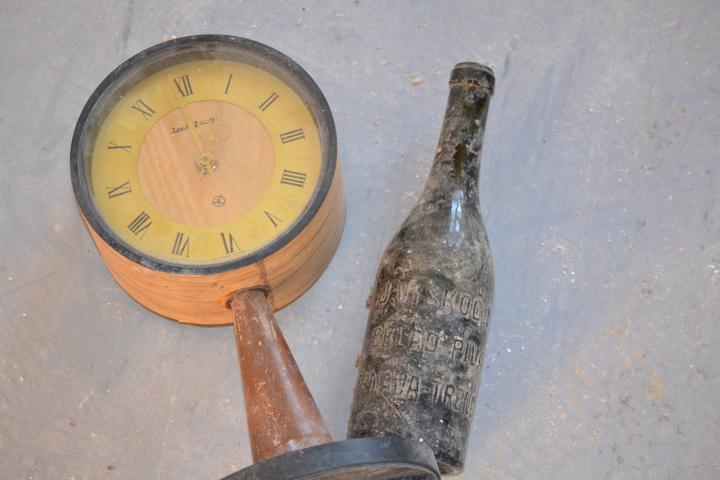 Zabytkowy zegar i butelka