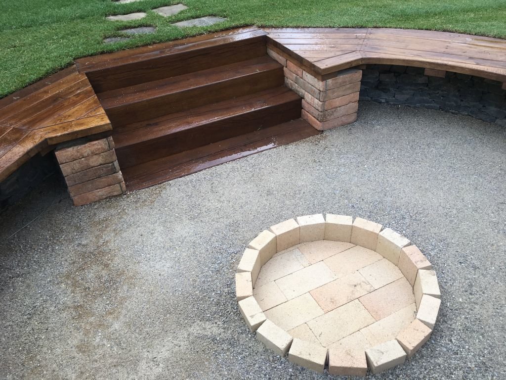 Palenisko ogrodowe z kamienia i drewna