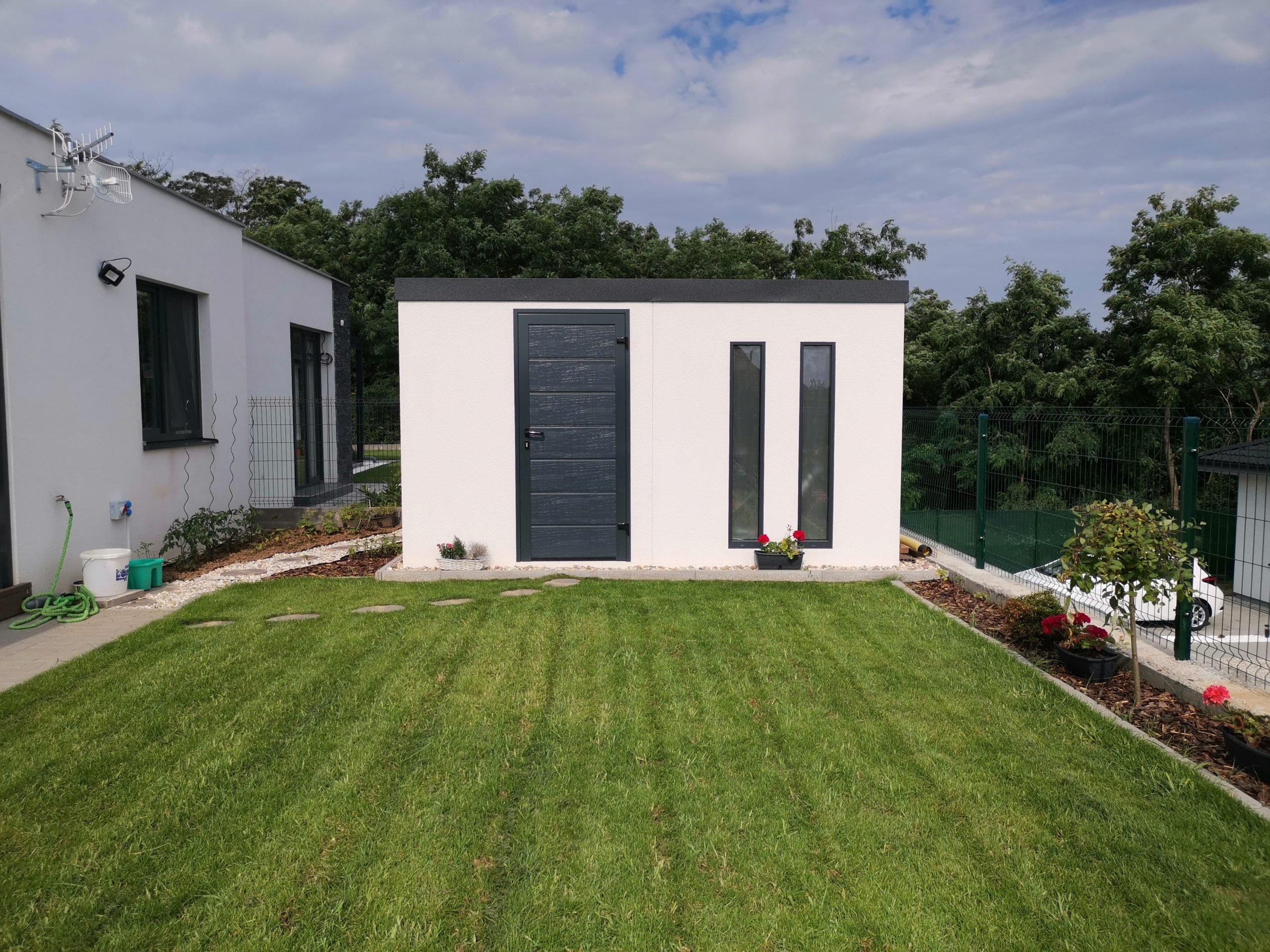 Domek ogrodowy z płaskim dachem