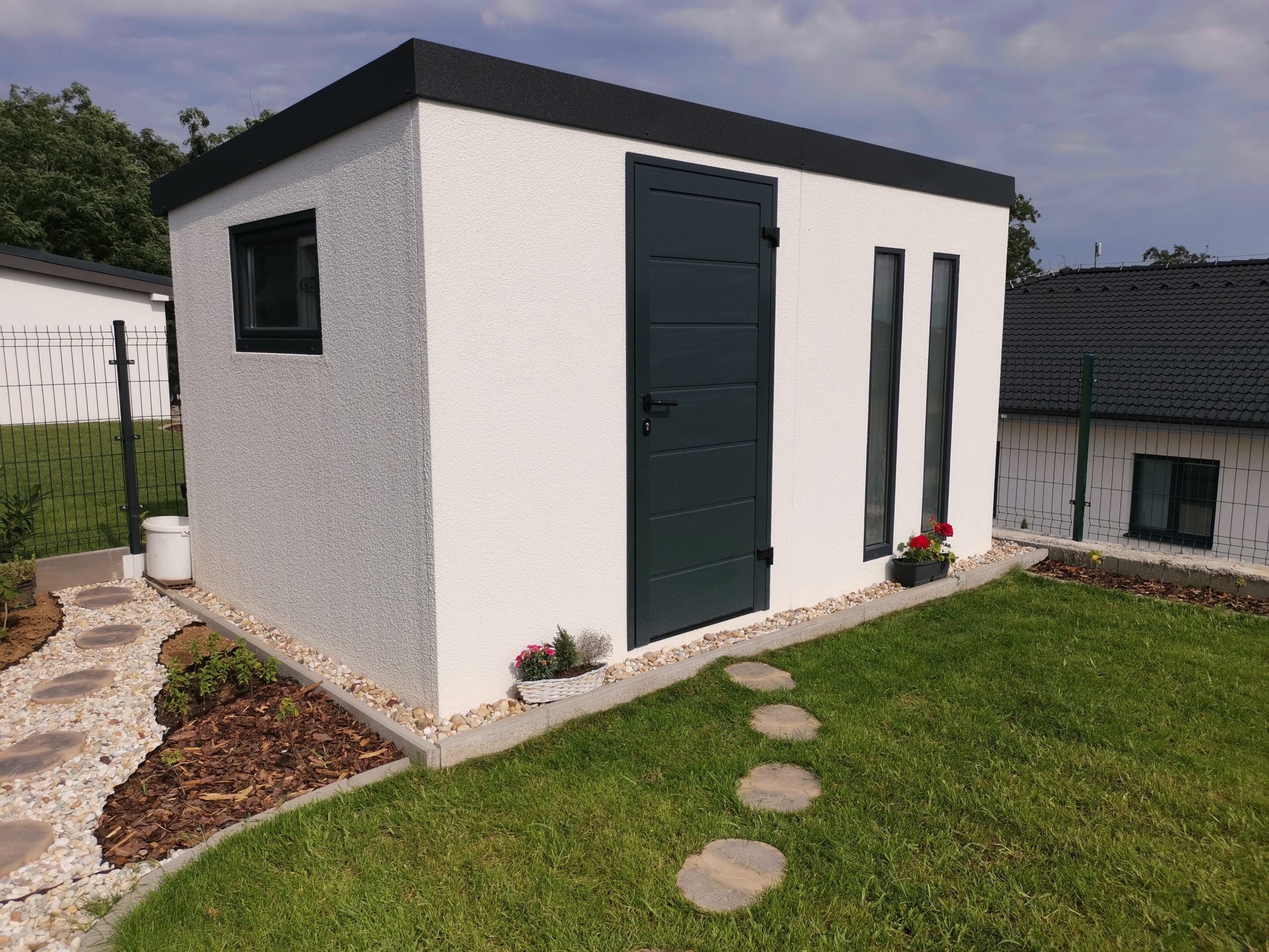 Domek ogrodowy z antracytowymi drzwiami