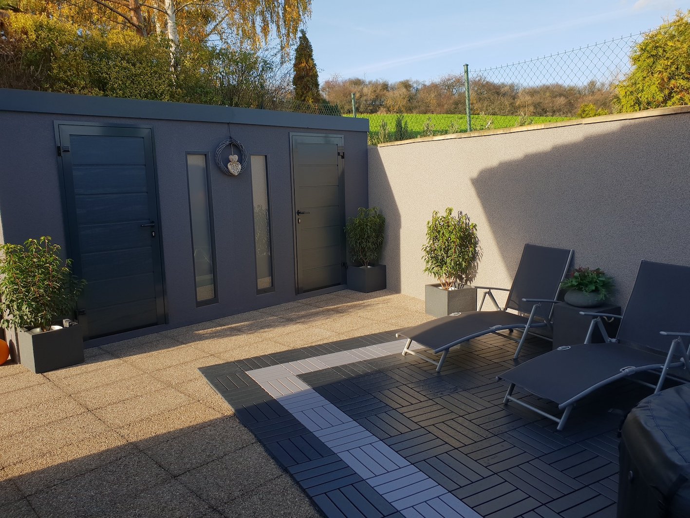 Ciemnoszary podw&oacute;jny domek ogrodowy