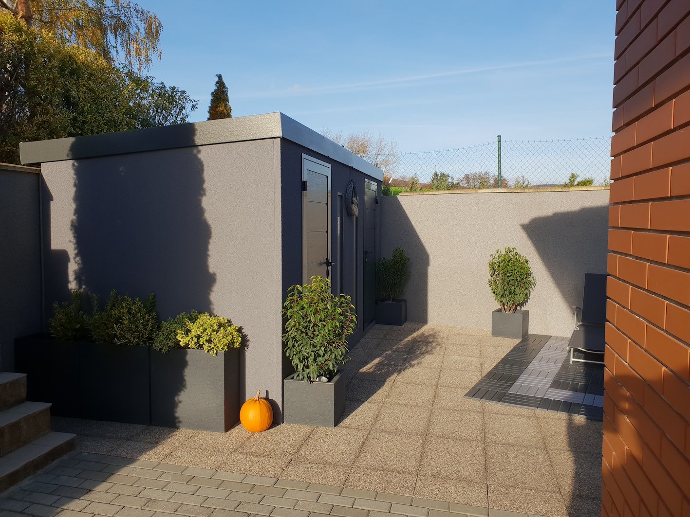 Záhradný domček GARDEON pri dome