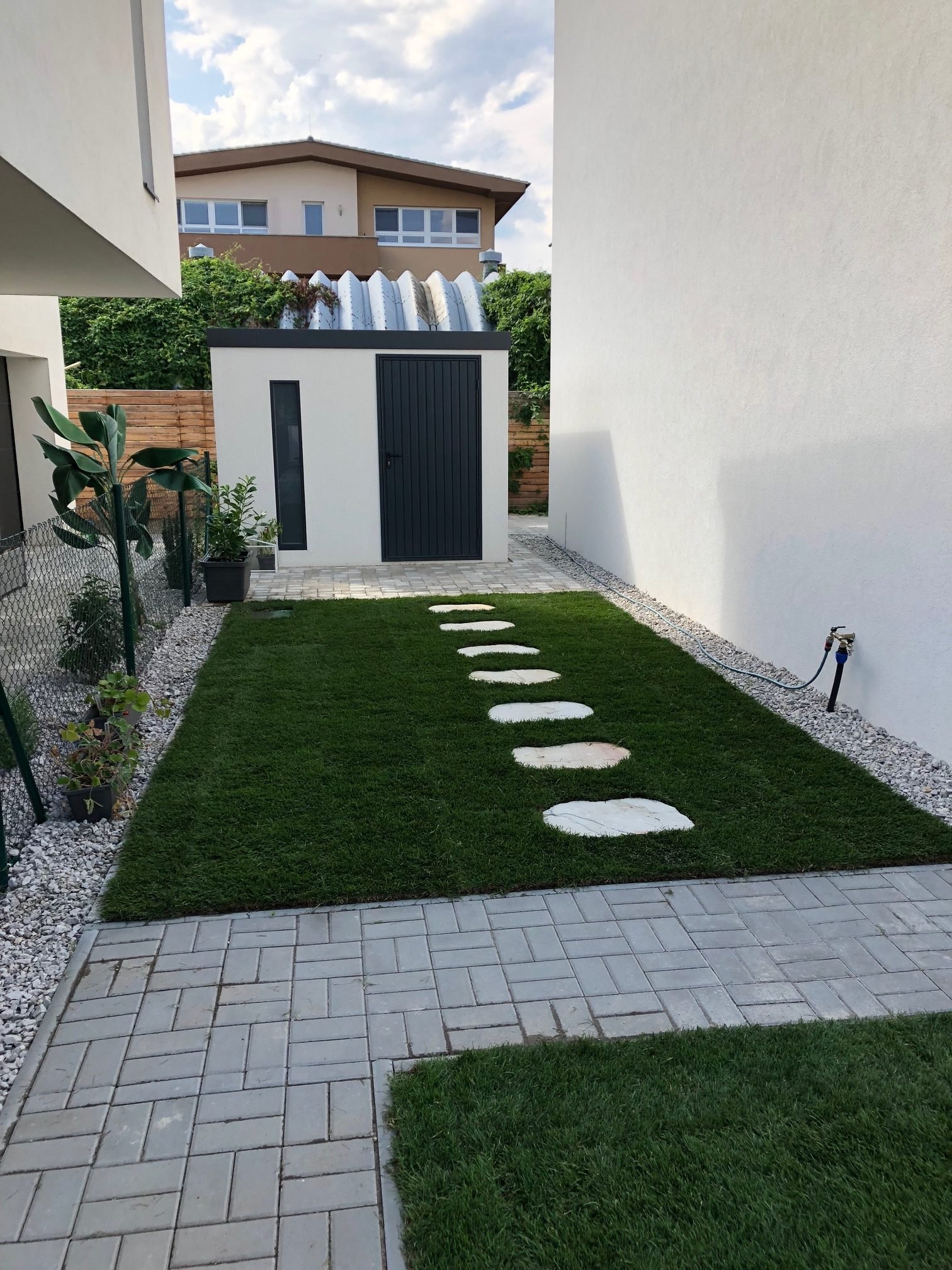 Biało-szary domek ogrodowy