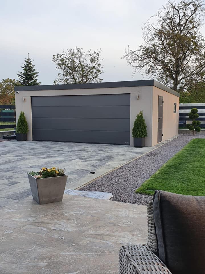 Szary garaż na dwa samochody