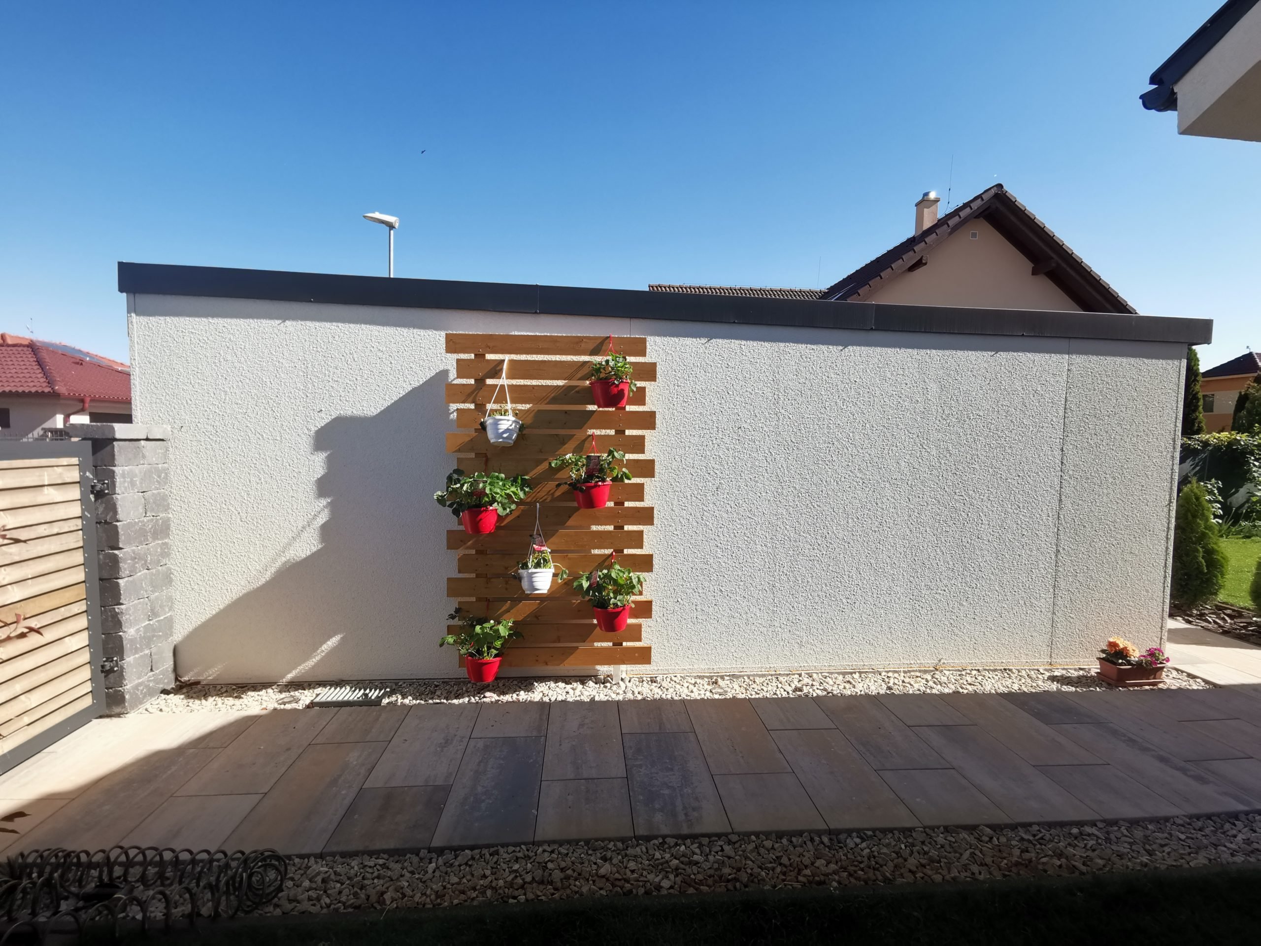 Garaż z drewnianą dekoracją