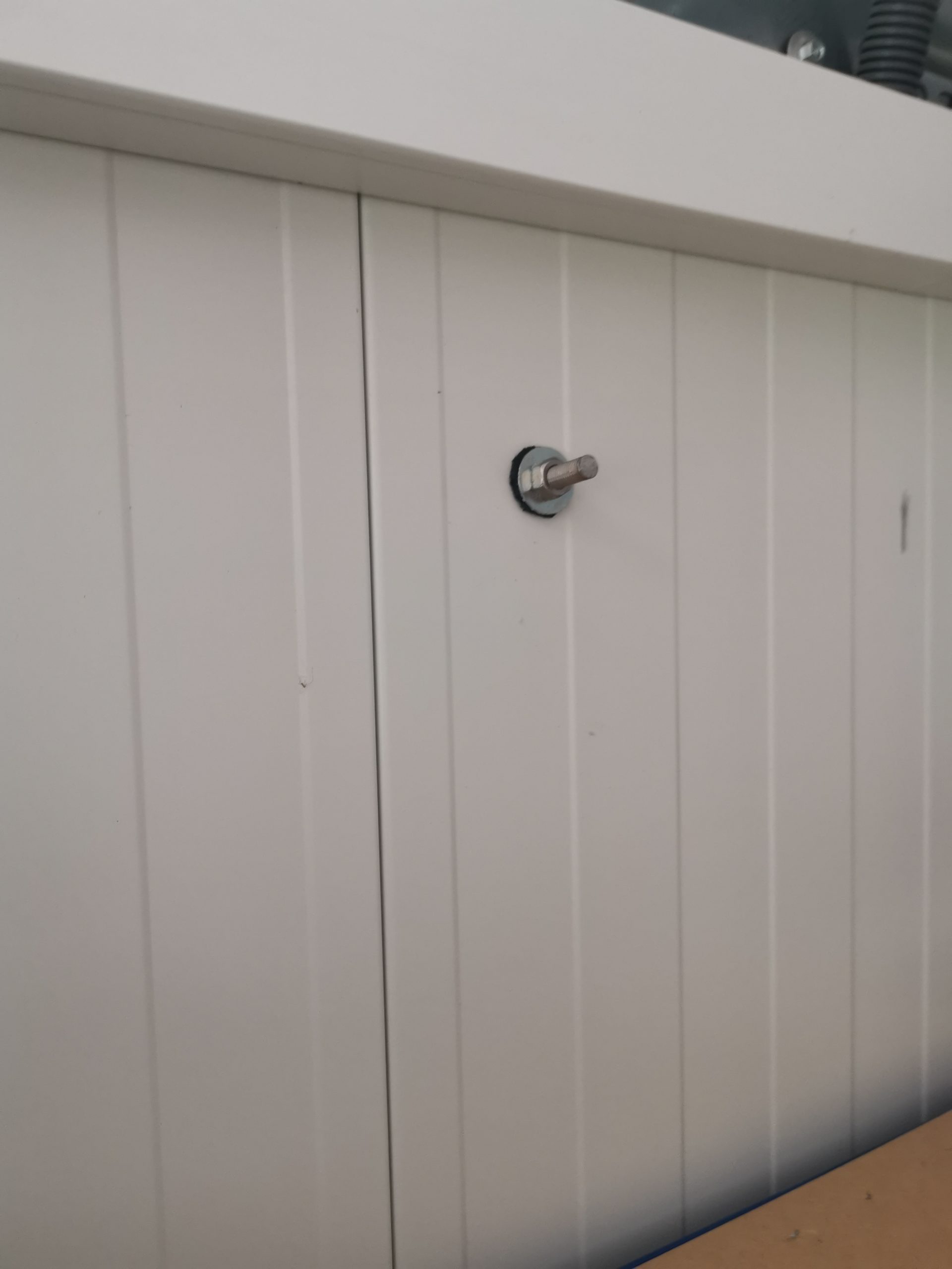 Szczeg&oacute;ł mocowania w izolowanym garażu