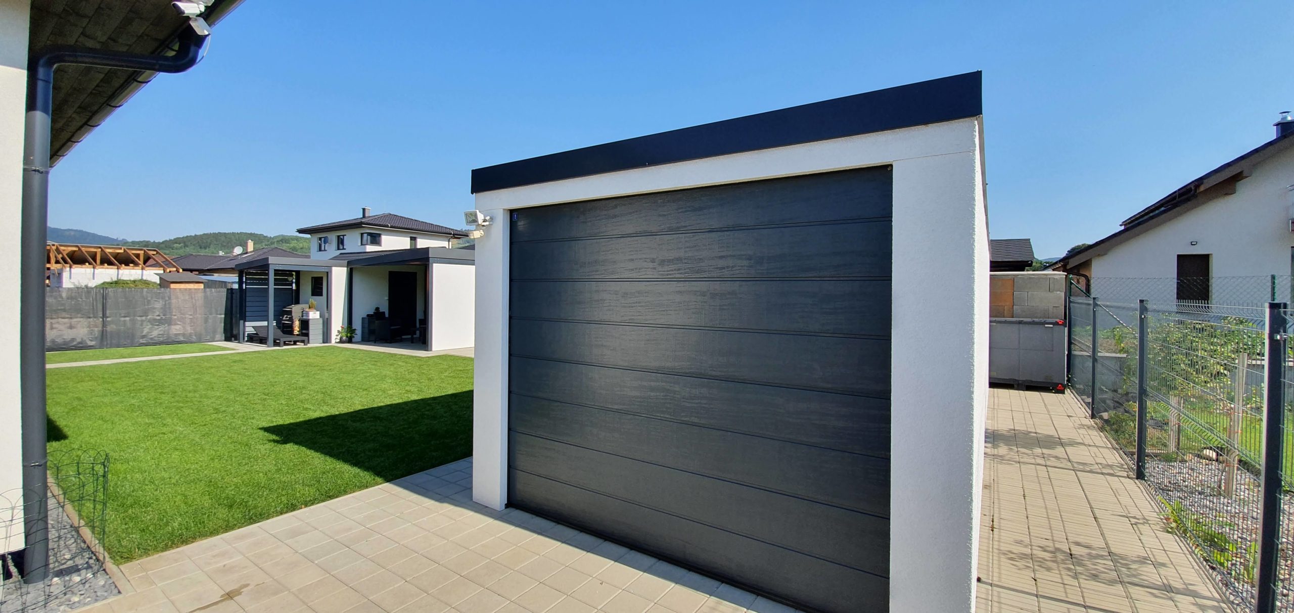 Gar&aacute;ž pre jedno auto v bielej omietke