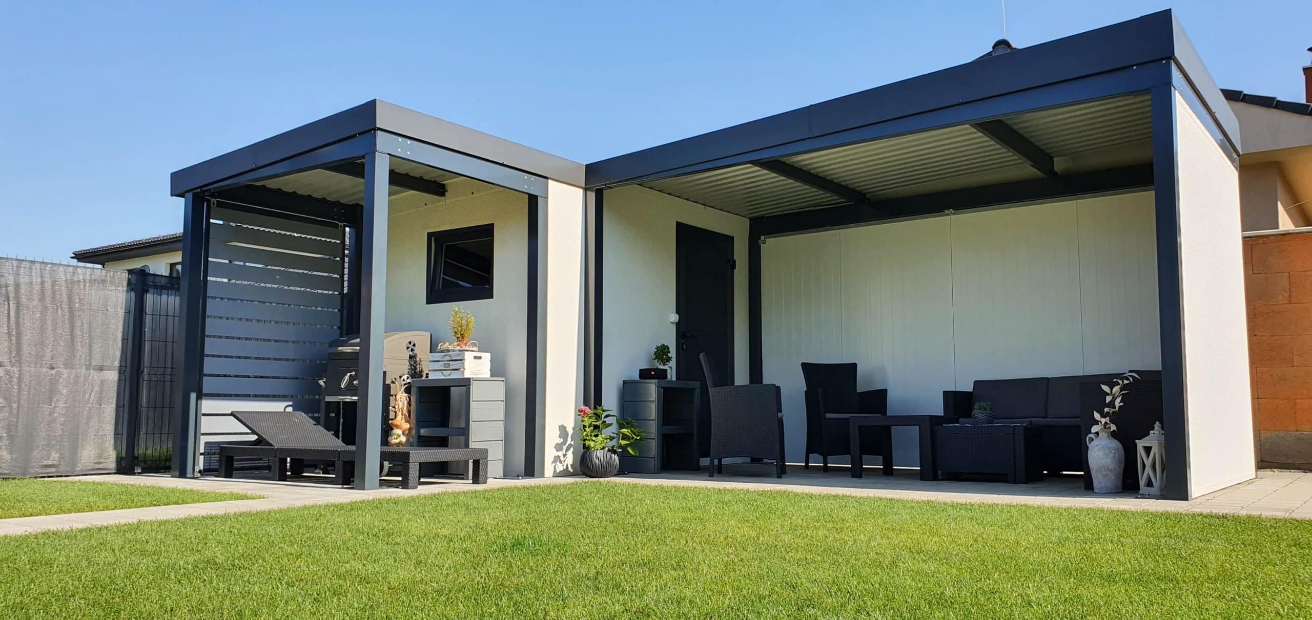 Z&aacute;hradn&yacute; domček s pr&iacute;stre&scaron;kom na ľavej a pravej strane