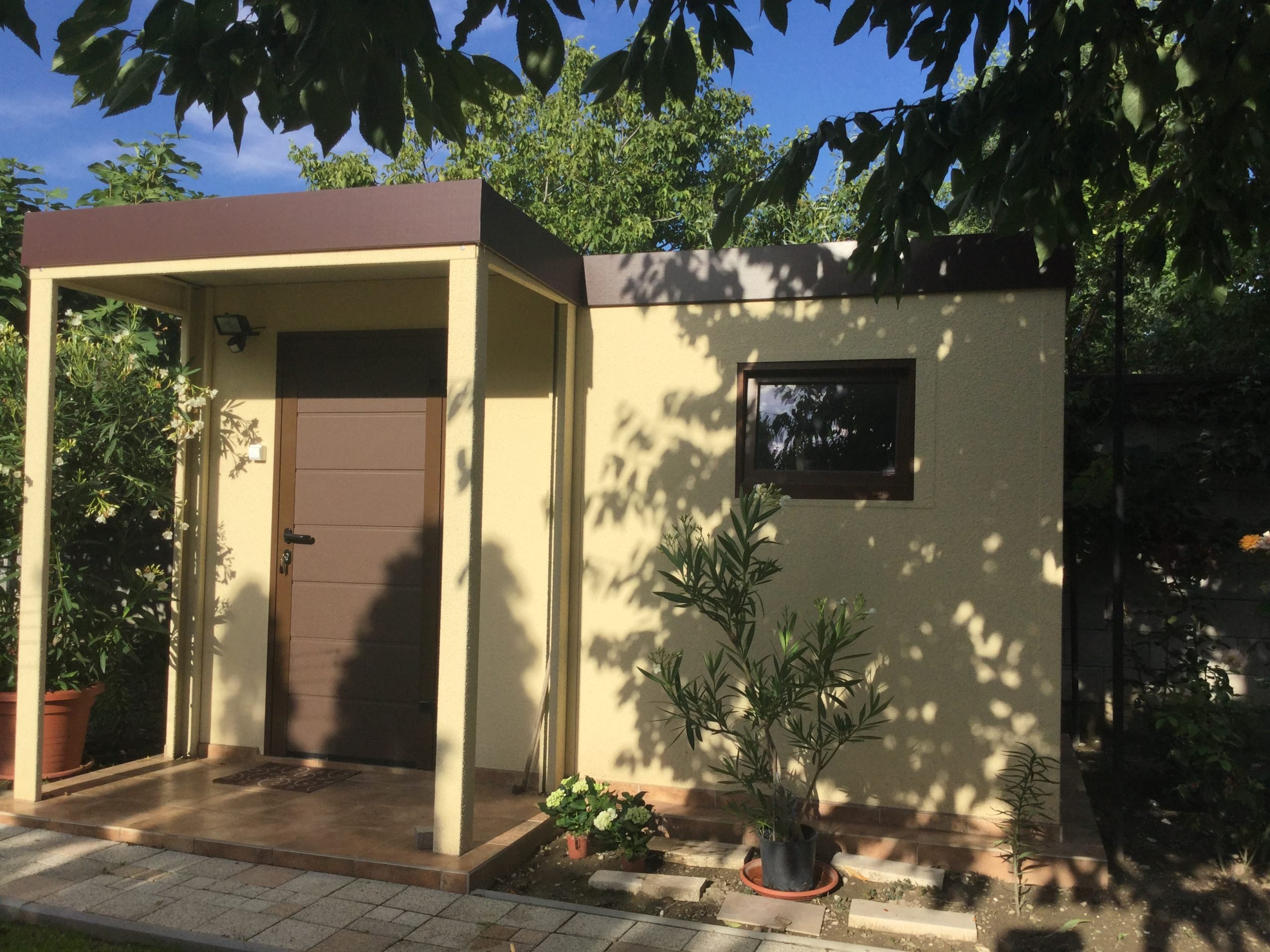 Z&aacute;hradn&yacute; domček v pieskovej omietke