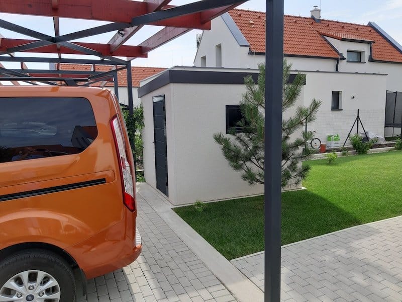 Záhradný domček na parkovisku pre auto