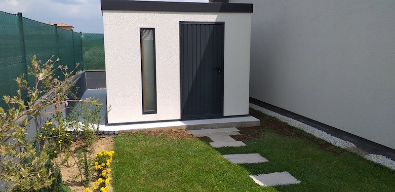 Z&aacute;hradn&yacute; domček v bielej omietke