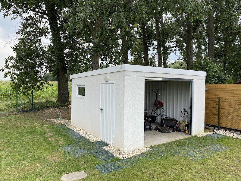 Záhradný sklad v bielej farbe