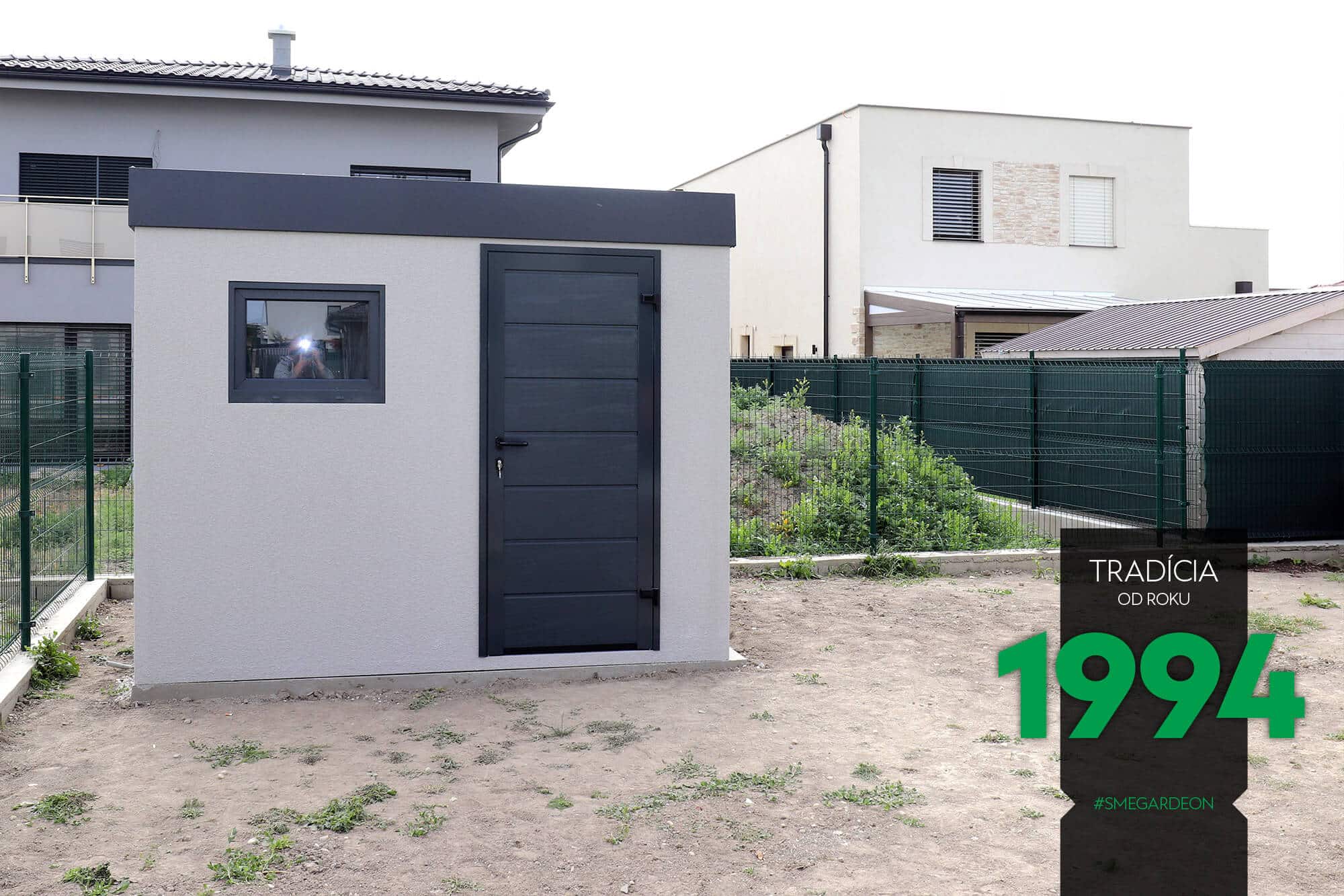 Szary domek ogrodowy z płaskim dachem