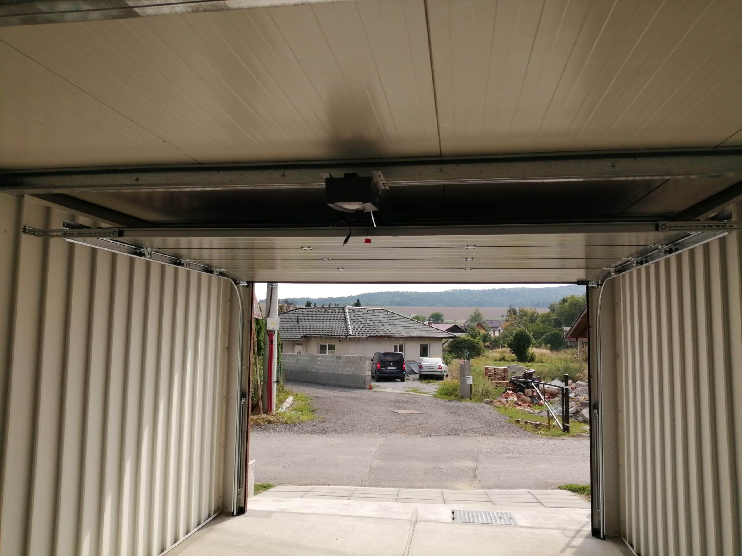 V&yacute;hľad na cestu z gar&aacute;že