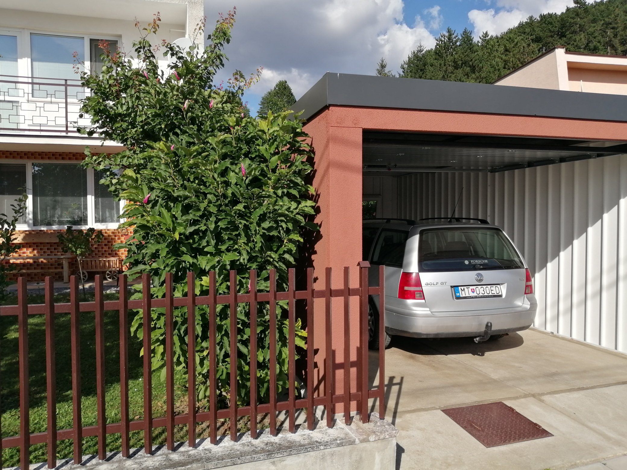 Auto v otvorenej garáži z ľavej strany