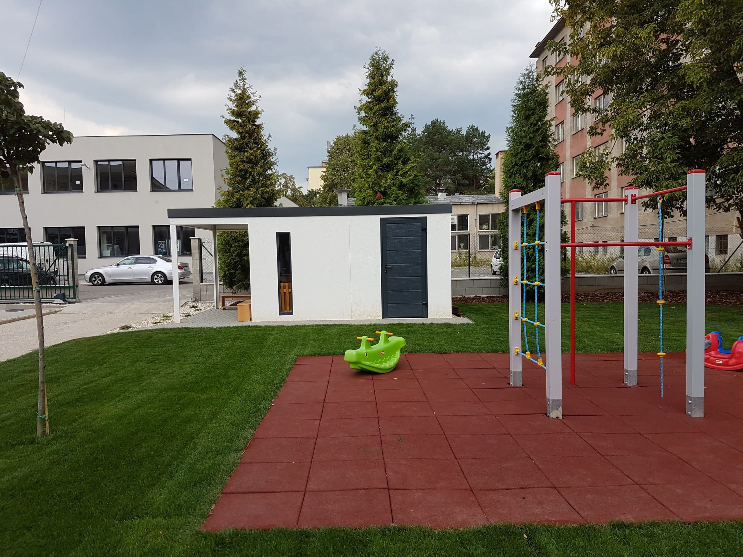 Ihrisko pri záhradnom domčeku