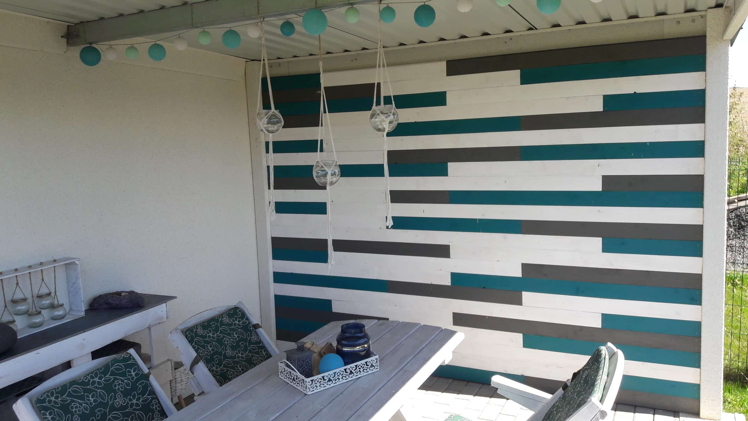 Posedenie pod prestrešením záhradného domčeka