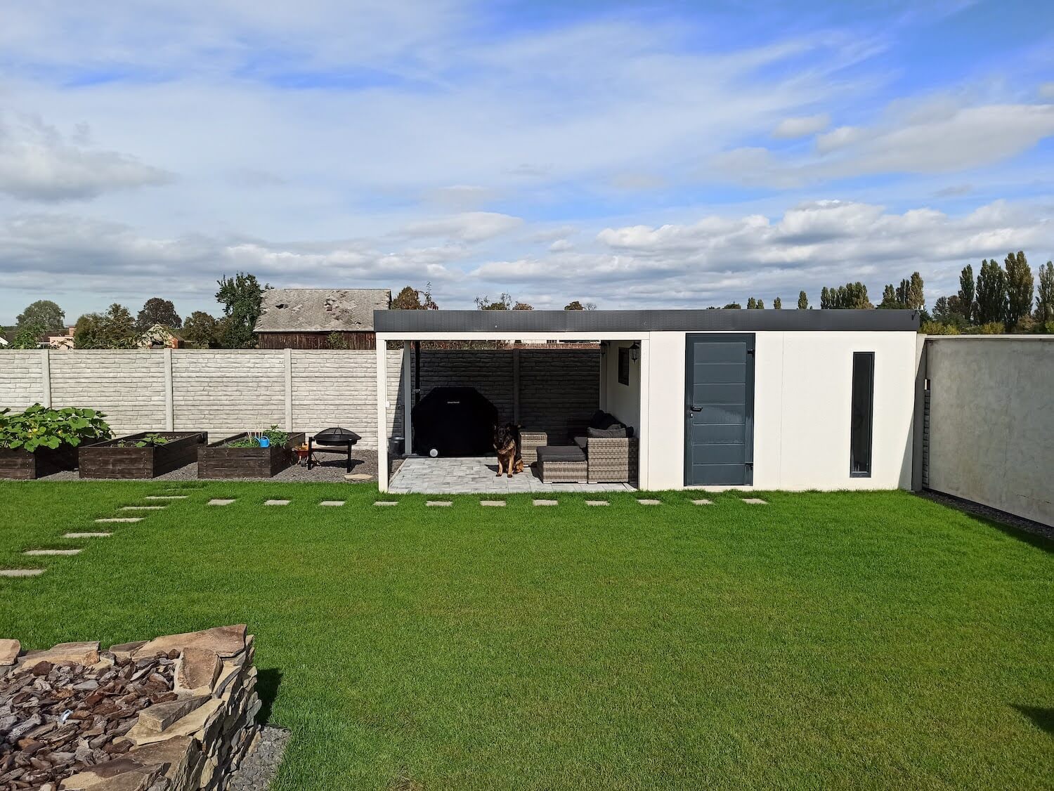 Biely záhradný domček zpredu