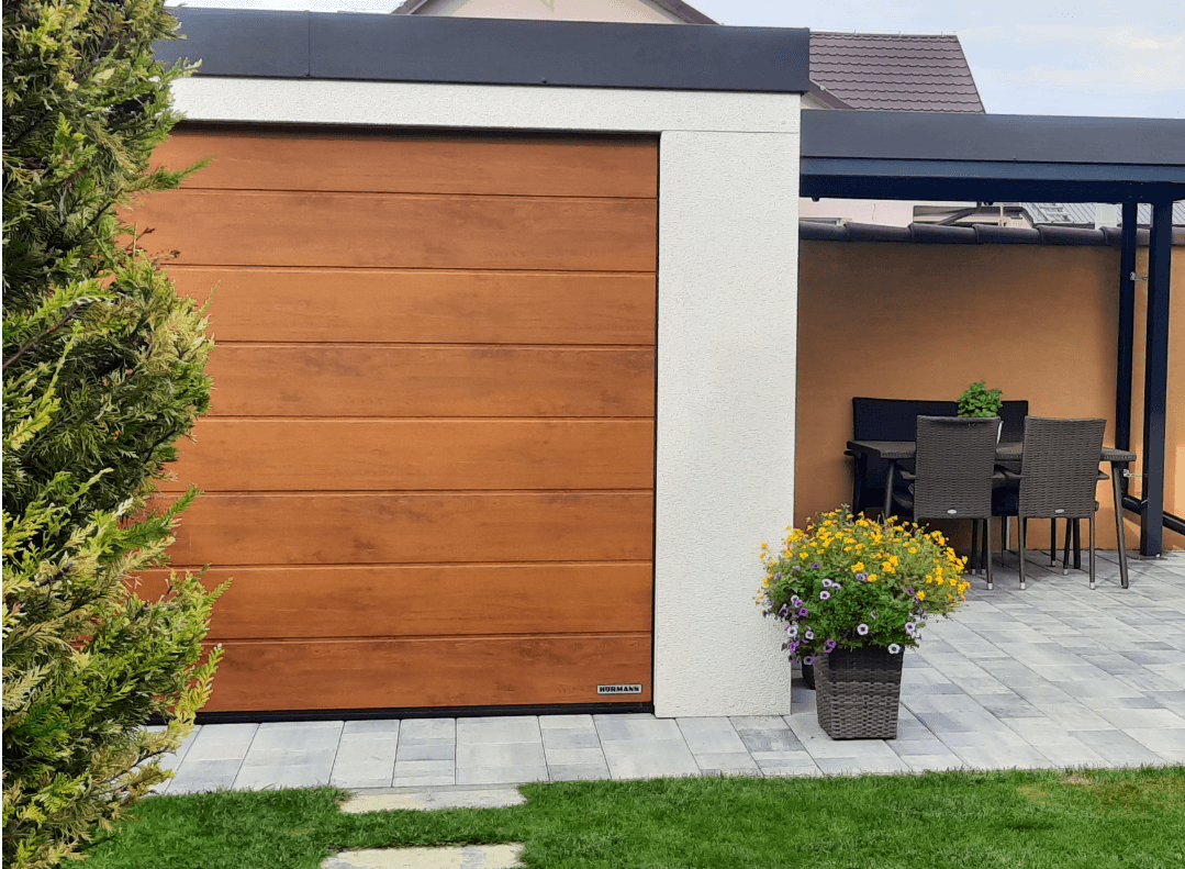 Domek ogrodowy z bramą garażową
