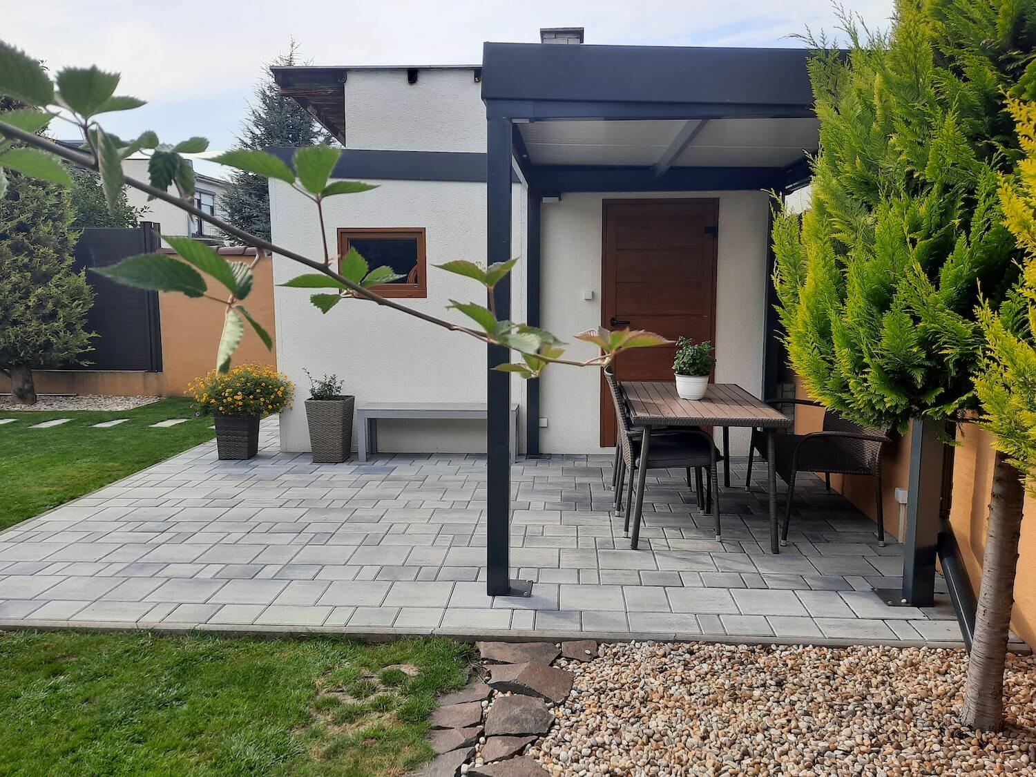 Posedenie pod prestre&scaron;en&iacute;m z&aacute;hradn&eacute;ho domčeka