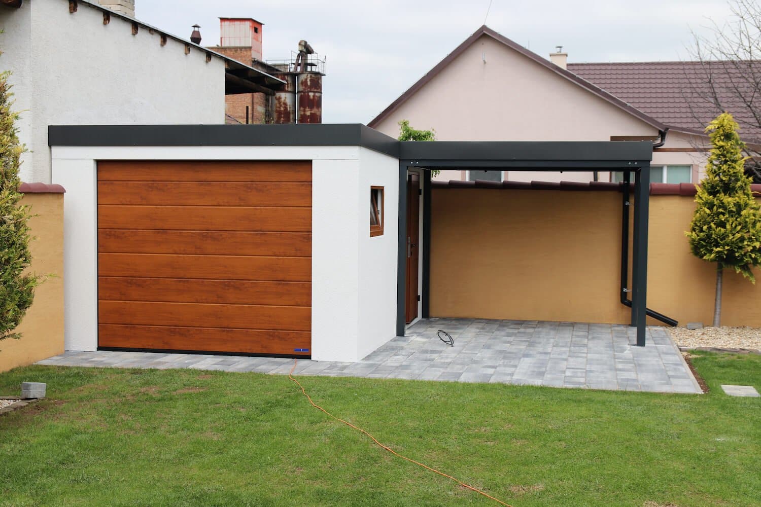 Z&aacute;hradn&yacute; domček s gar&aacute;žovou br&aacute;nou tesne po mont&aacute;ži