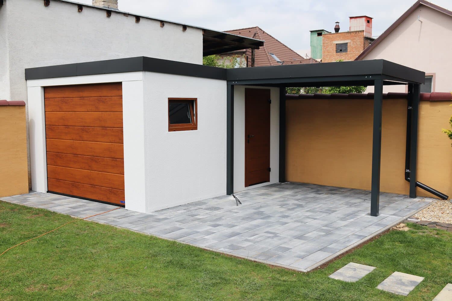 Z&aacute;hradn&yacute; domček s gar&aacute;žovou br&aacute;nou z ľavej strany