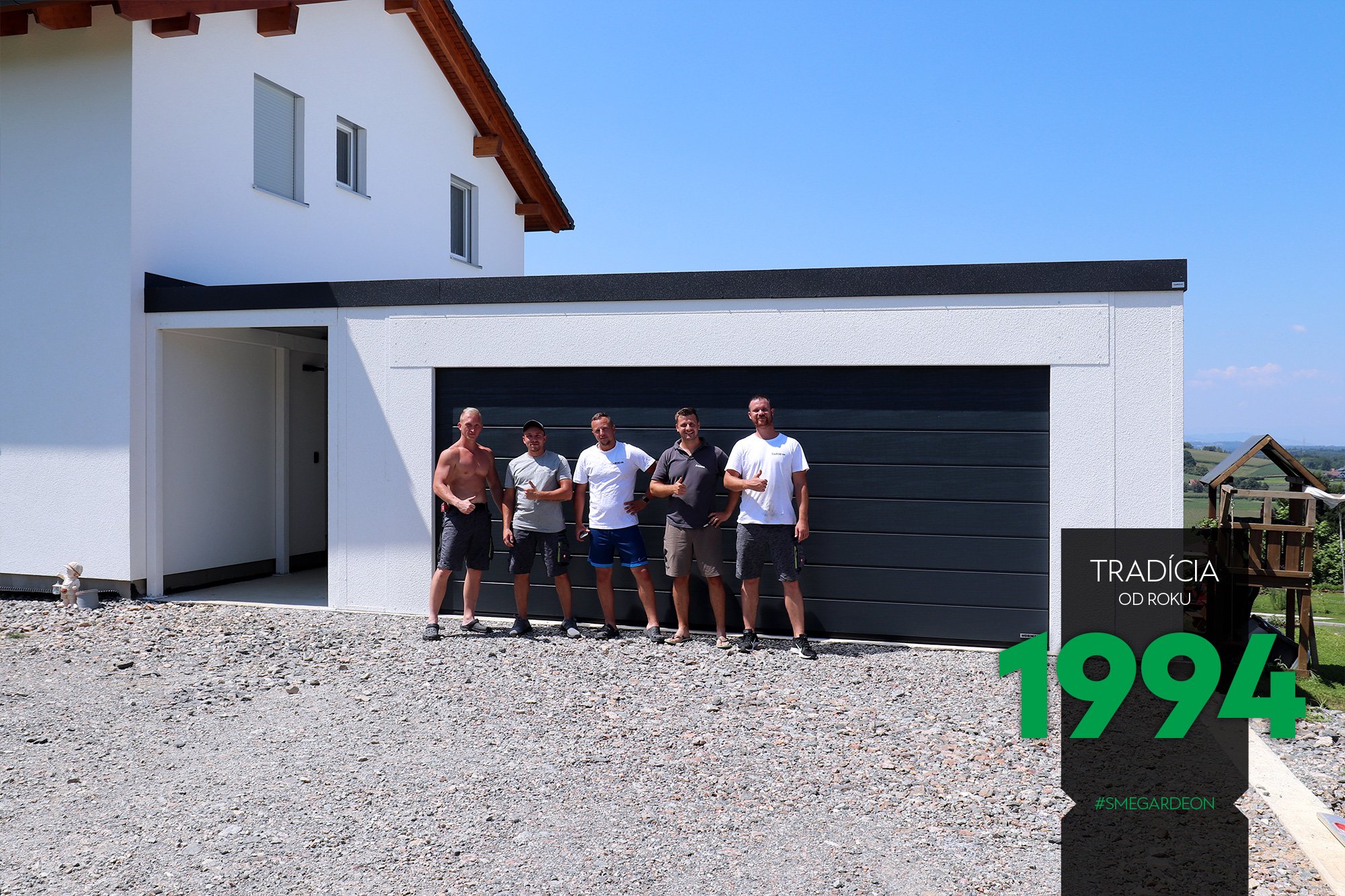 Mont&aacute;žny t&iacute;m pred atypickou gar&aacute;žou bielej farby