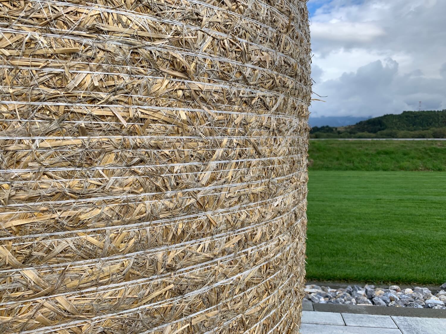 Stos siana na ścieżce z tłem natury