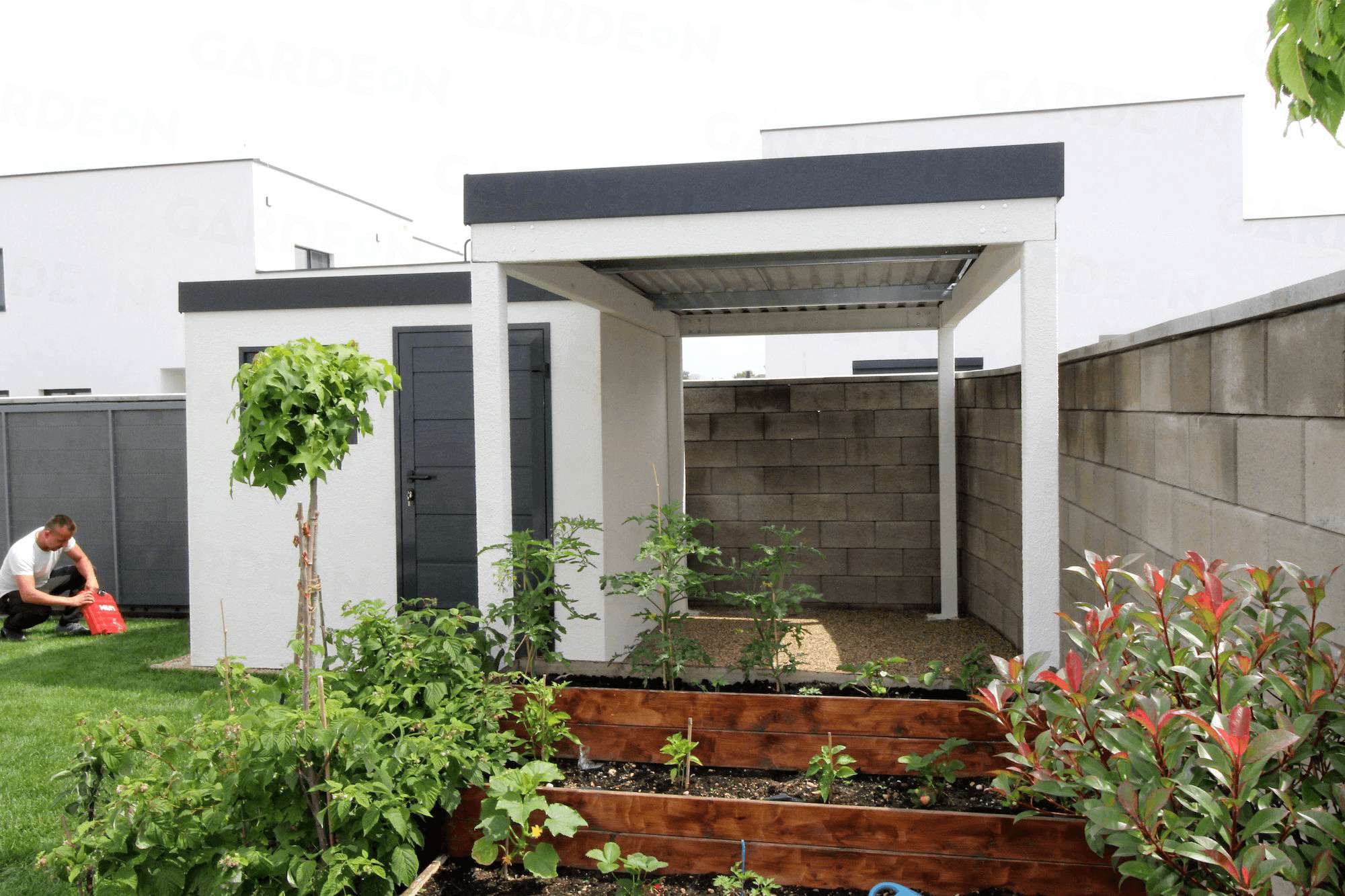 Podwyższona grządka przy domku ogrodowym