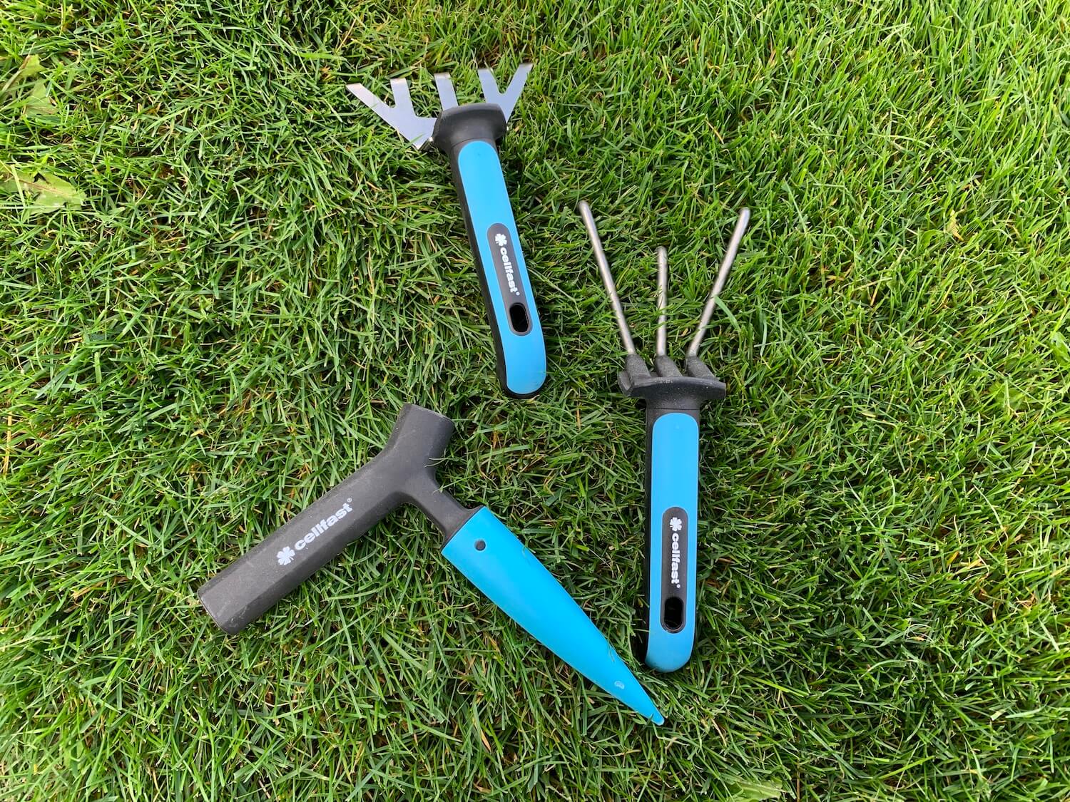 Narzędzia ogrodnicze w jasnoniebieskim kolorze