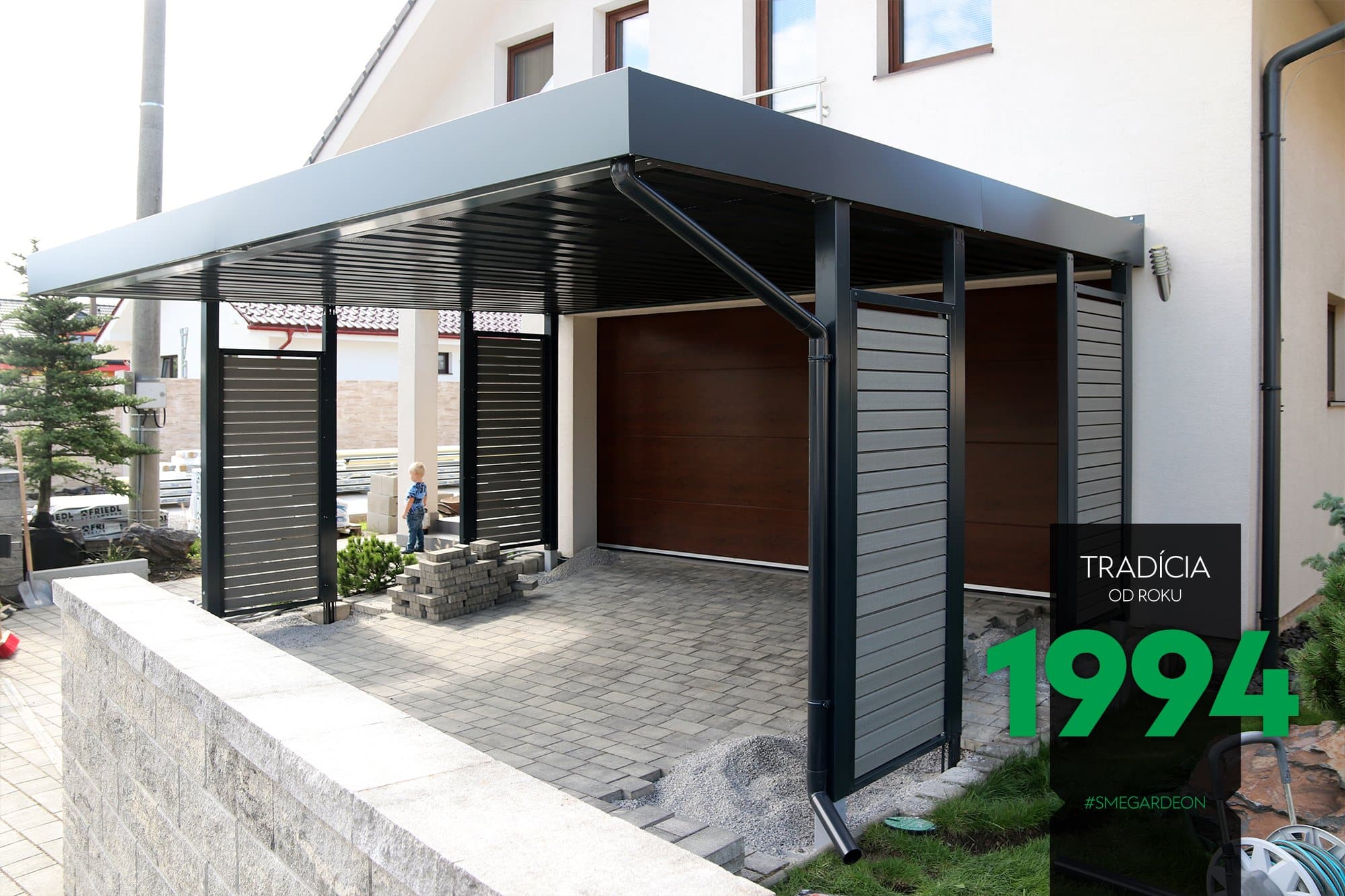 Bliž&scaron;&iacute; pohľad na pr&iacute;stre&scaron;ok pre jedno auto na dome