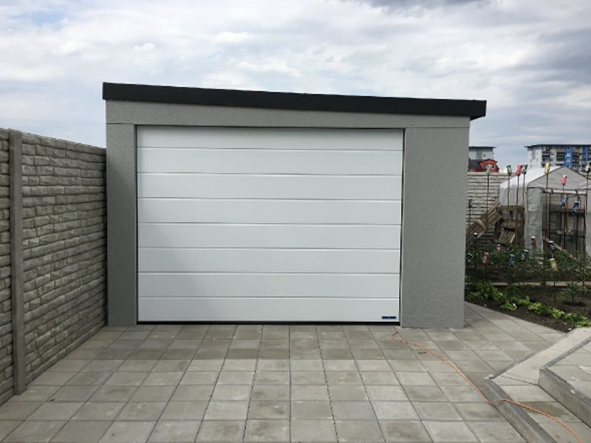 Šedá garáž na záhrade