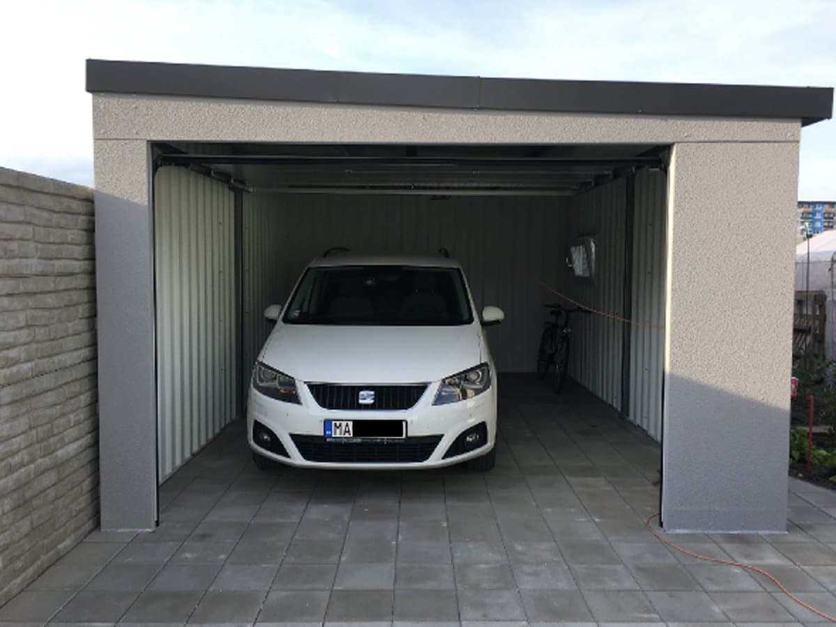Auto v garáži s plochou střechou 2