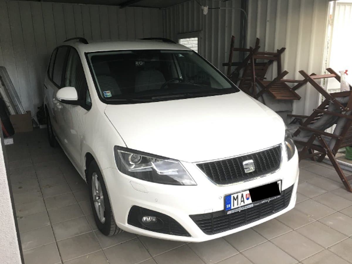 Auto v gar&aacute;ži z ľavej strany