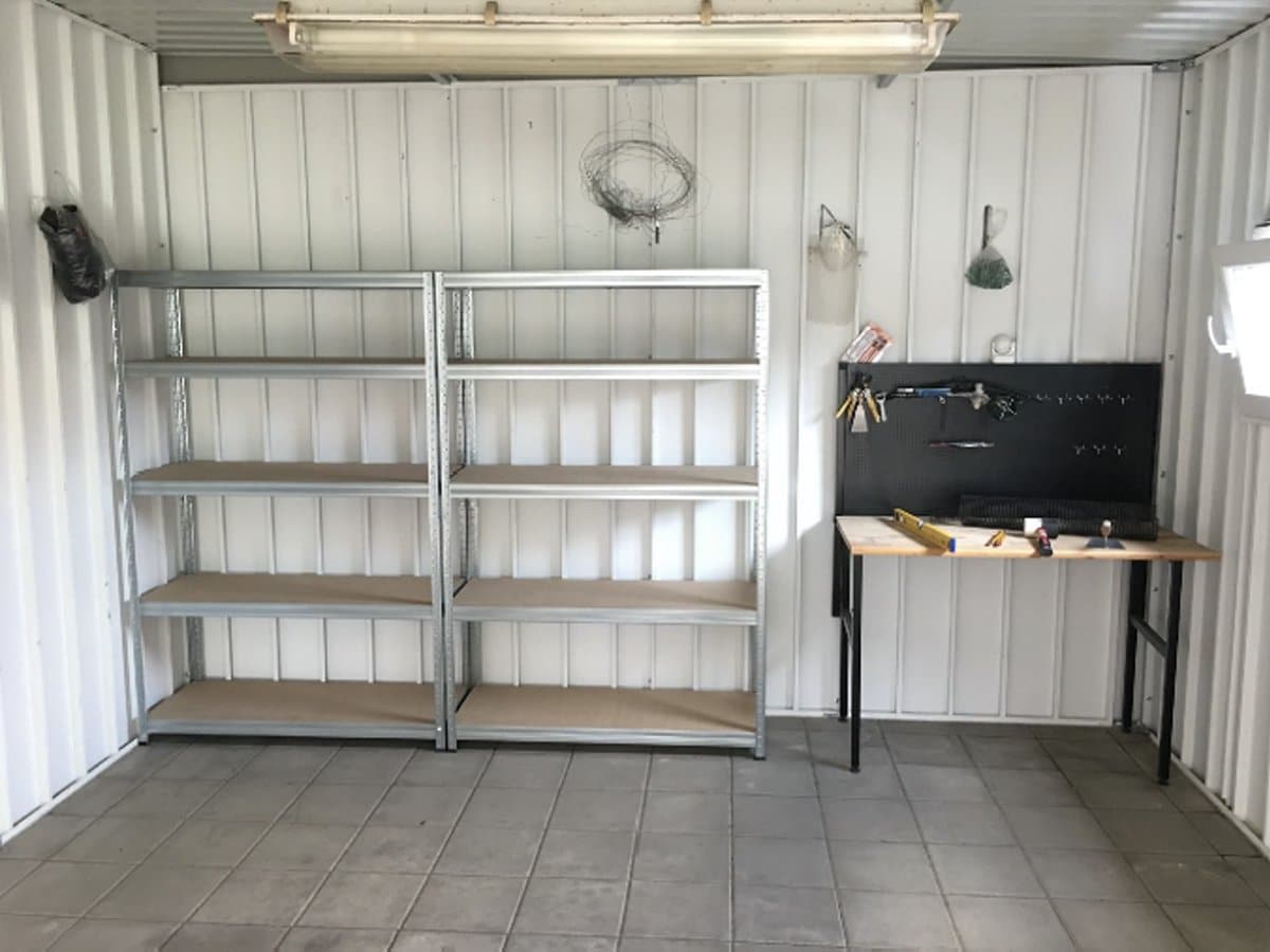 Vnútro garáže so stolom na náčinie