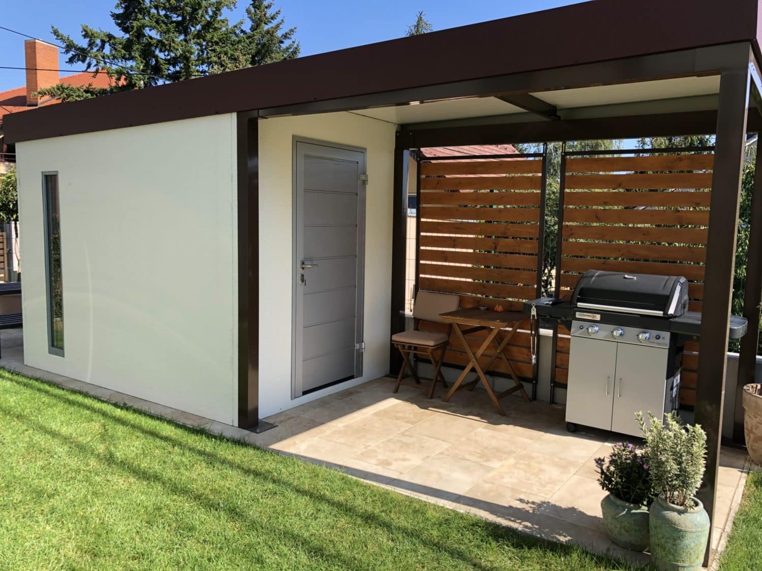 Domek ogrodowy z grillem pod zadaszeniem