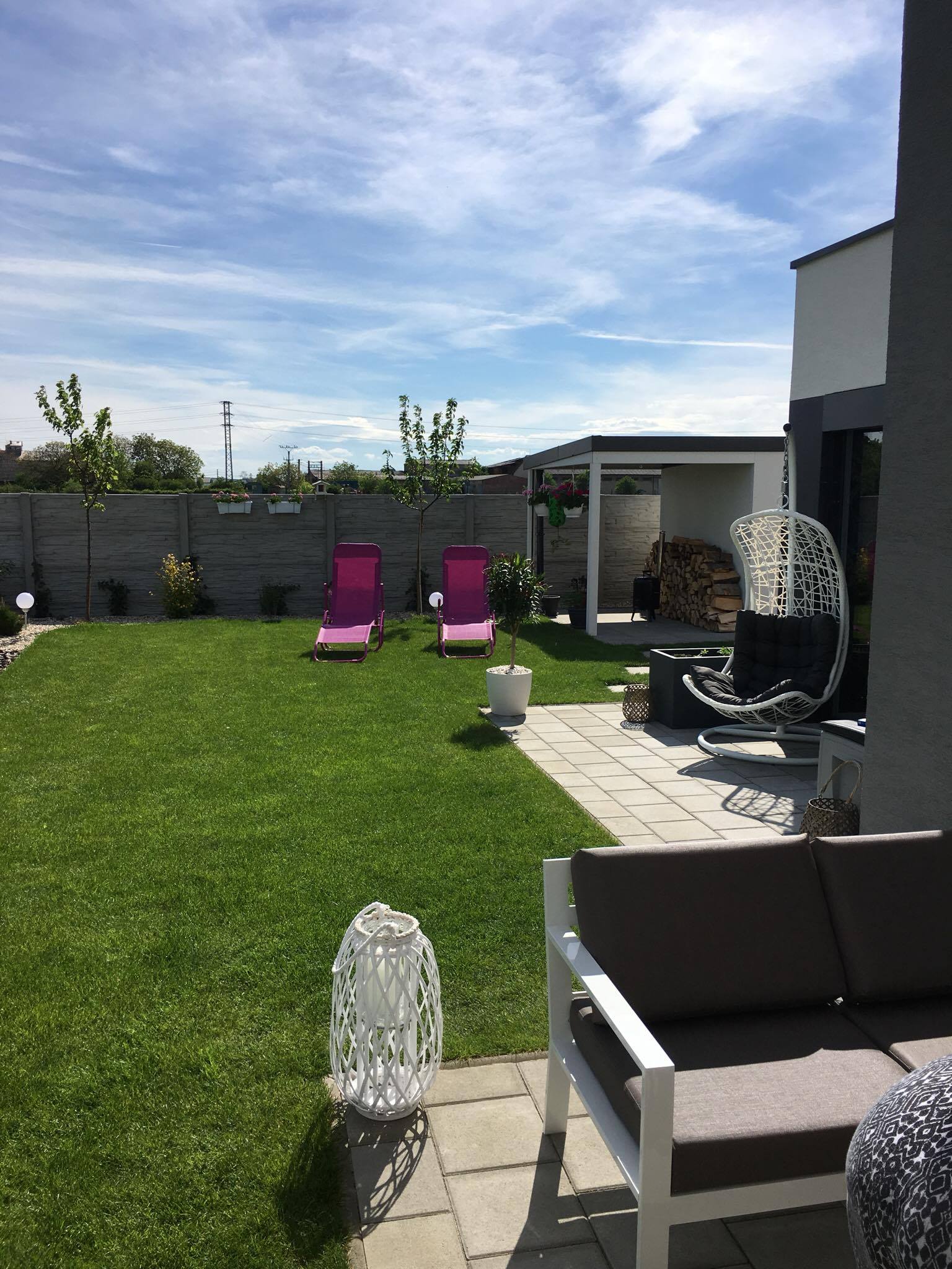 &Uacute;tulne zariaden&eacute; okolie z&aacute;hradky pri z&aacute;hradnom domčeku s drevom