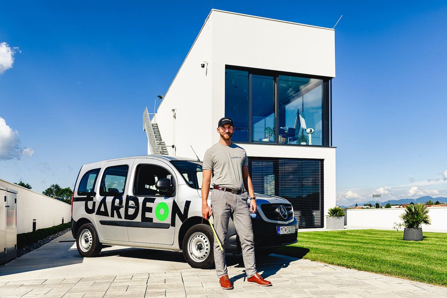 Obhliadk&aacute;r stoj&iacute; pred autom s n&aacute;pisom GARDEON