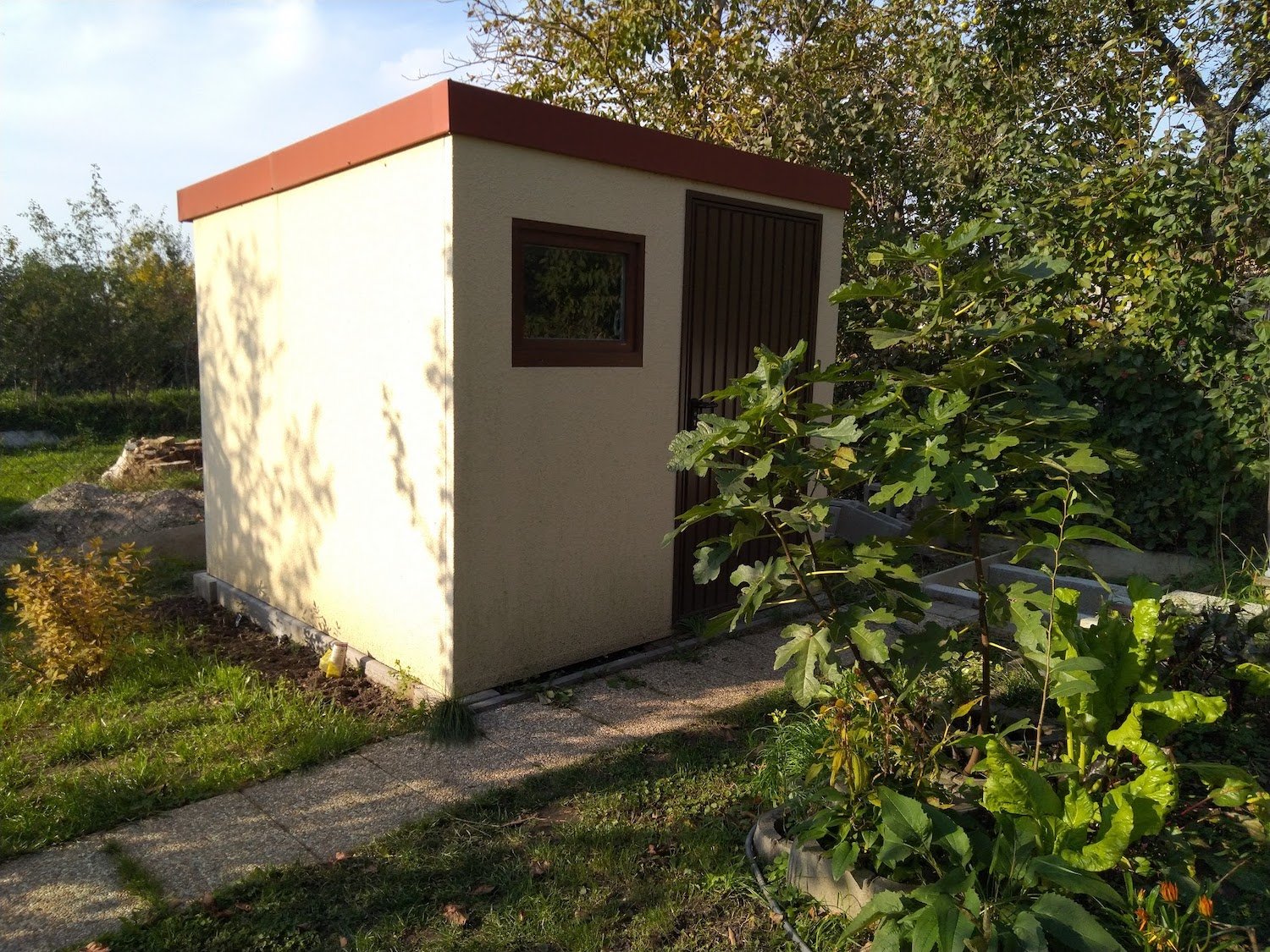 Mal&yacute; z&aacute;hradn&yacute; domček medzi stromami na z&aacute;hrade