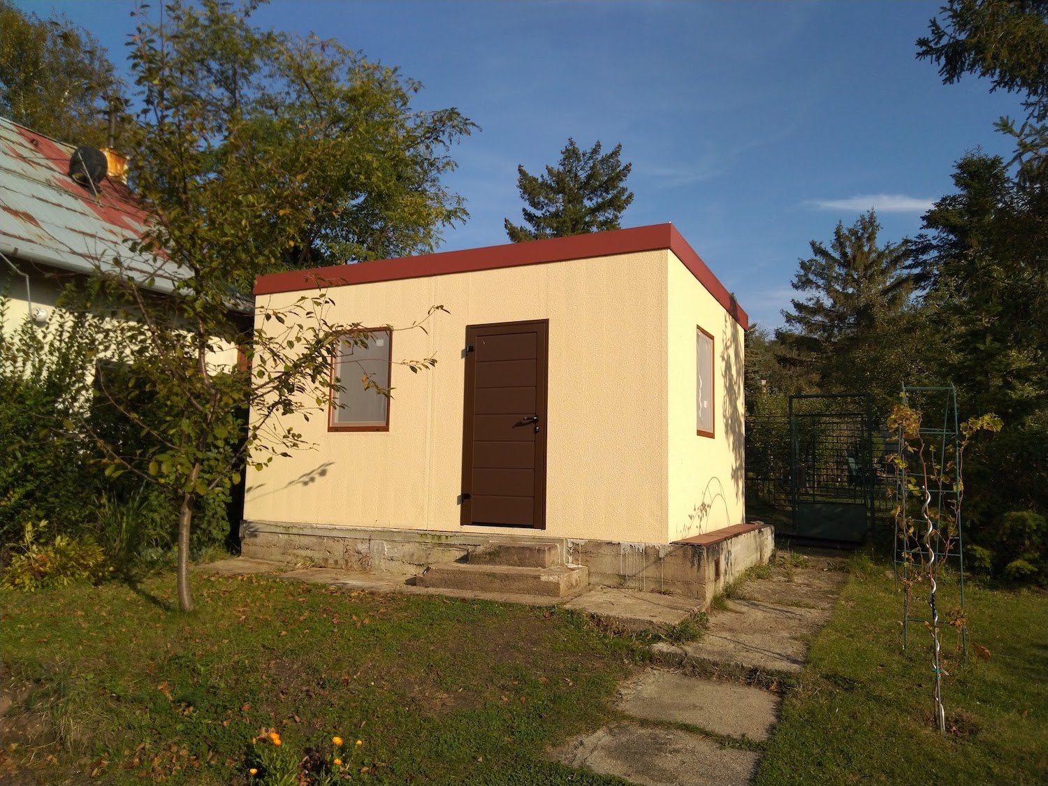 Žltý záhradný domček na záhrade