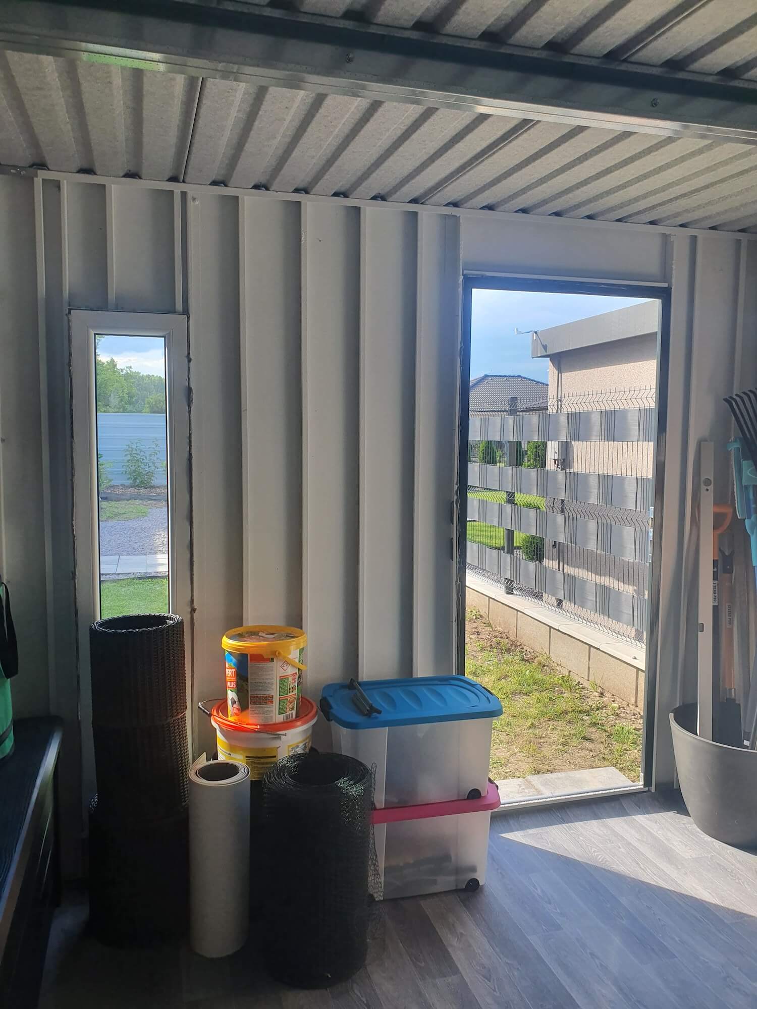 Z&aacute;hradn&eacute; n&aacute;činie v domčeku