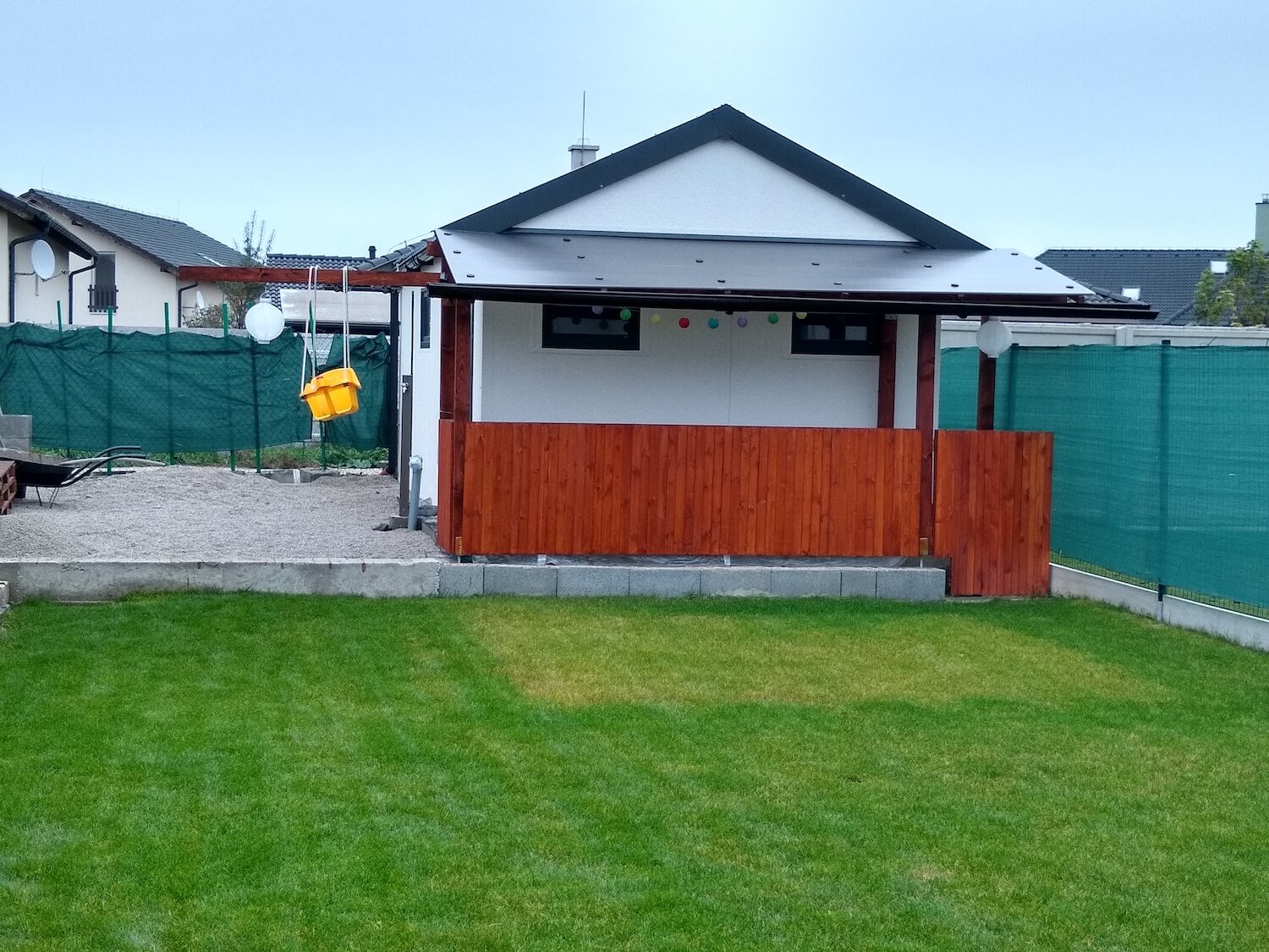 Garáž so sedlovou strechou na záhrade