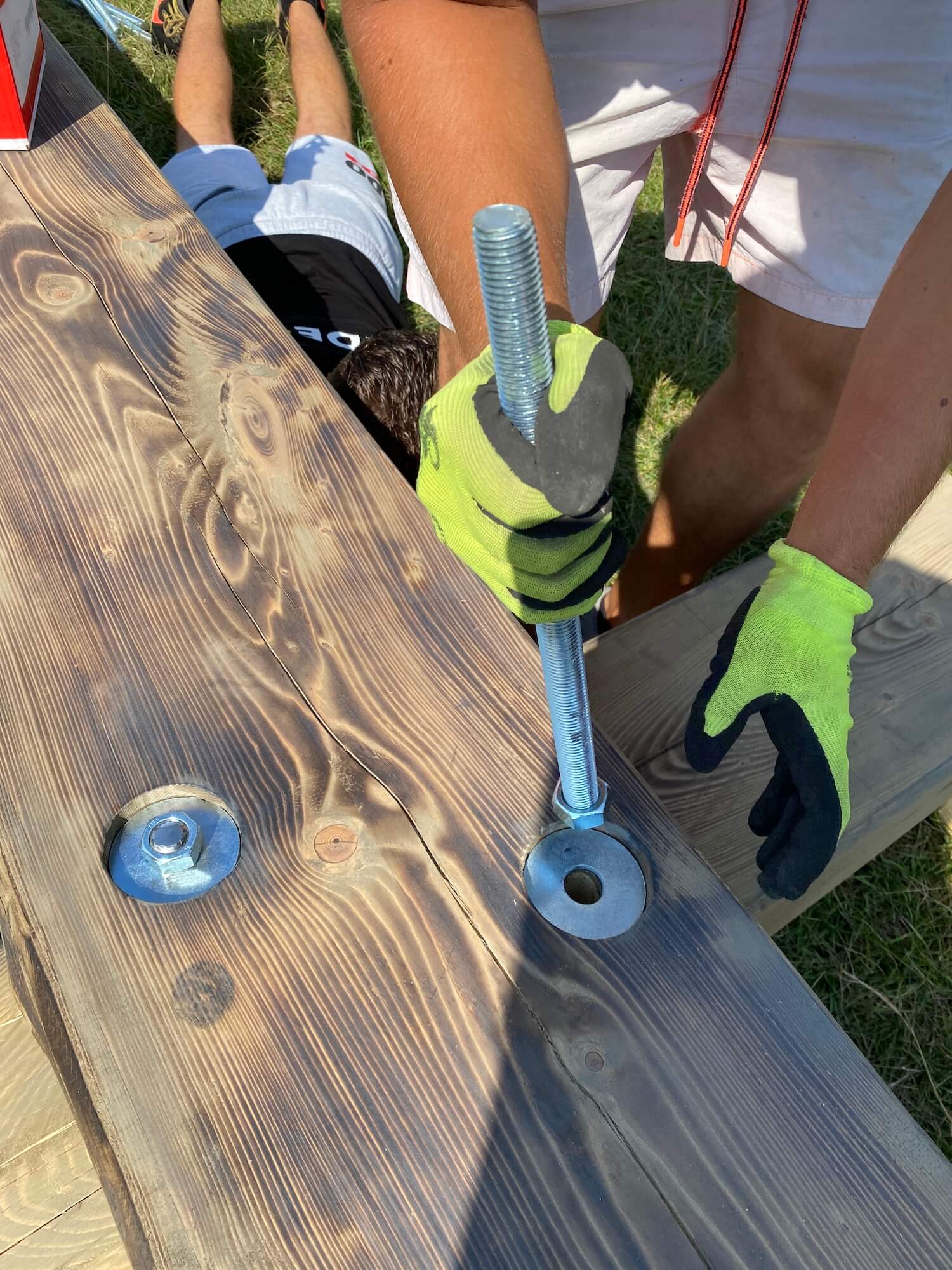 Dlh&eacute; klince na zmontovanie lavičky GARDEON