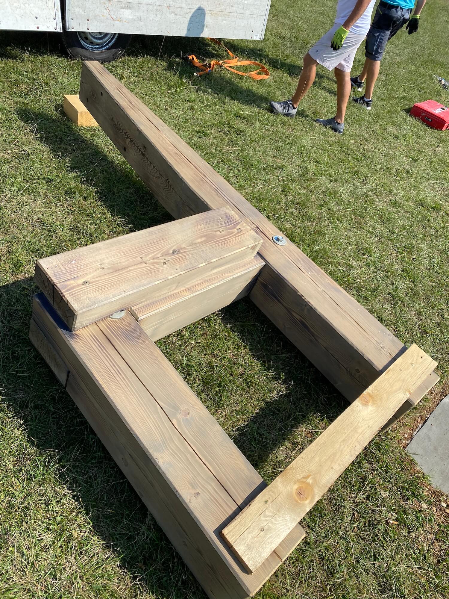 Drevo na použitie lavičky