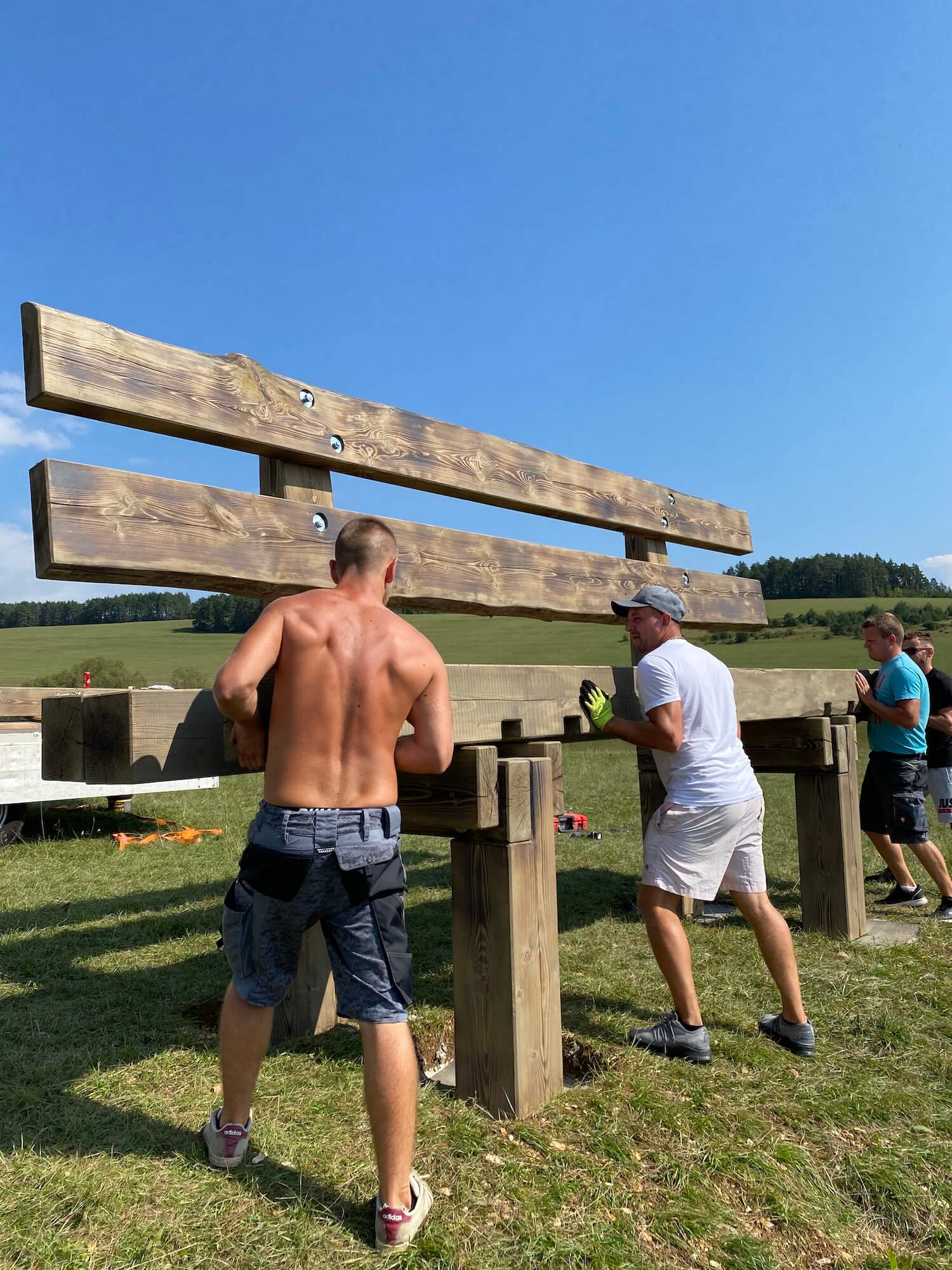 Upevnenie hornej časti lavičky