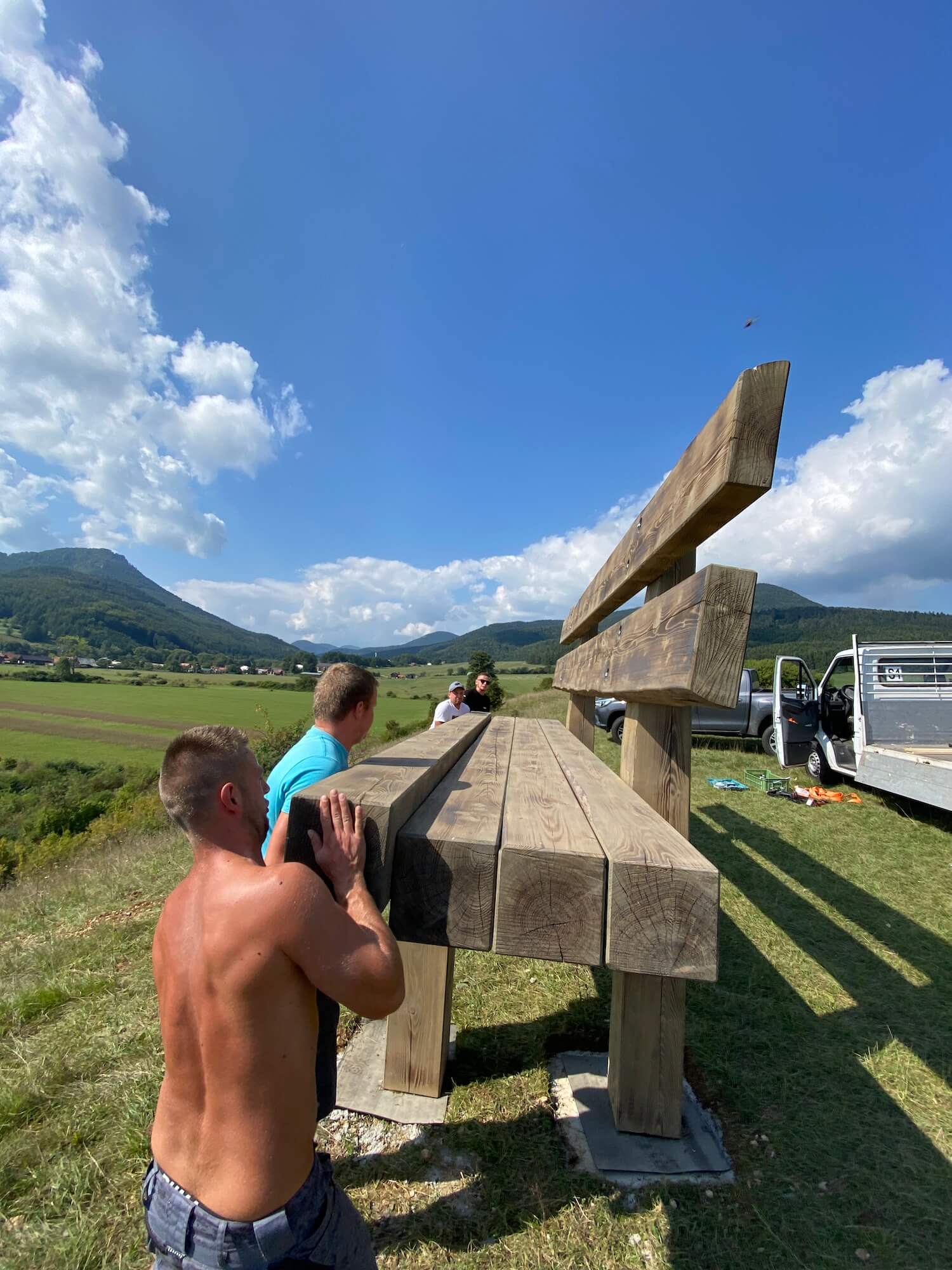 Dokončovanie stavby lavičky GARDEON