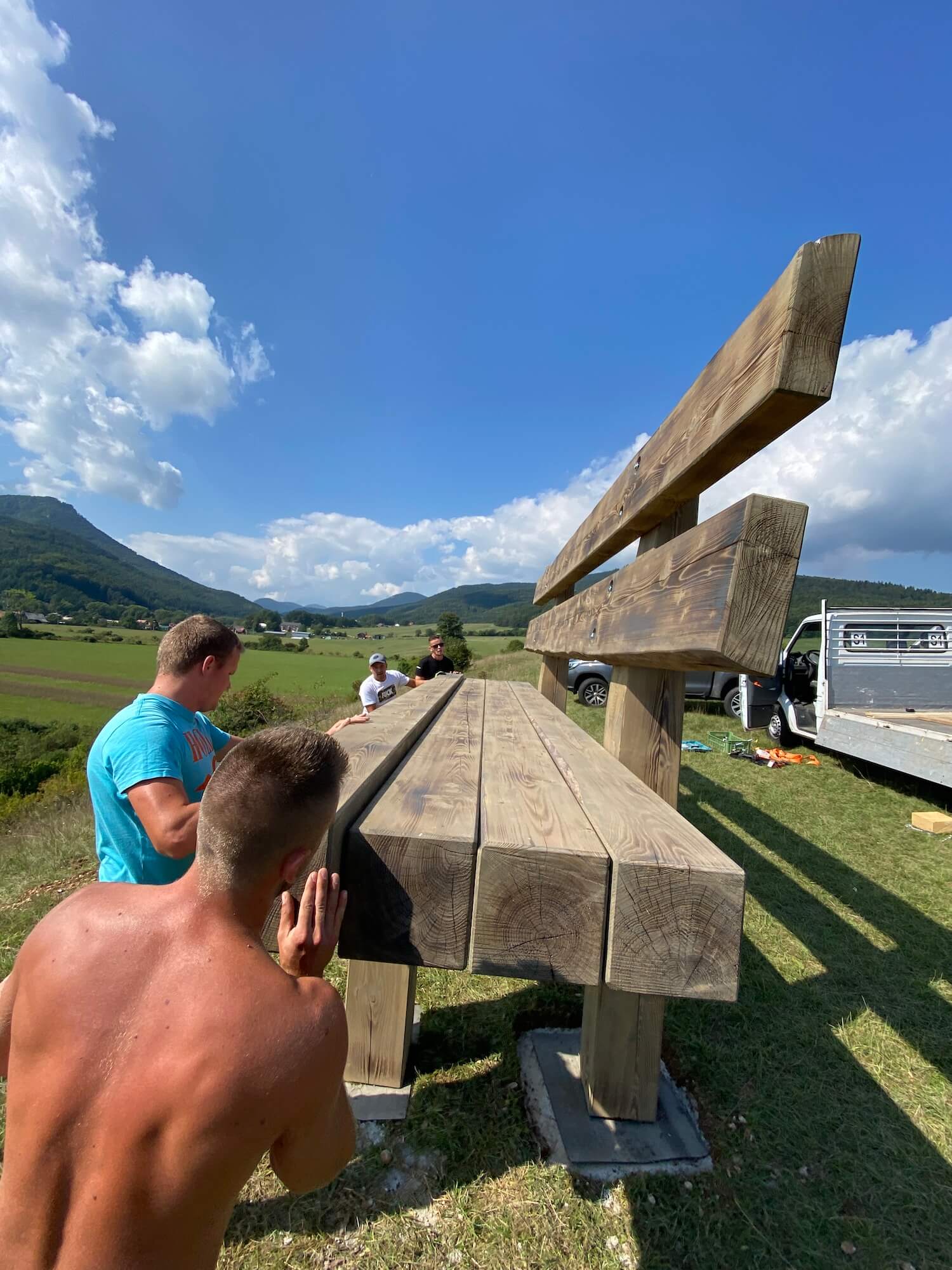 Dokončovanie stavby lavičky GARDEON